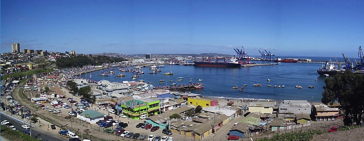Der Hafen von San Antonio mit Containerkränen und Fischerbooten