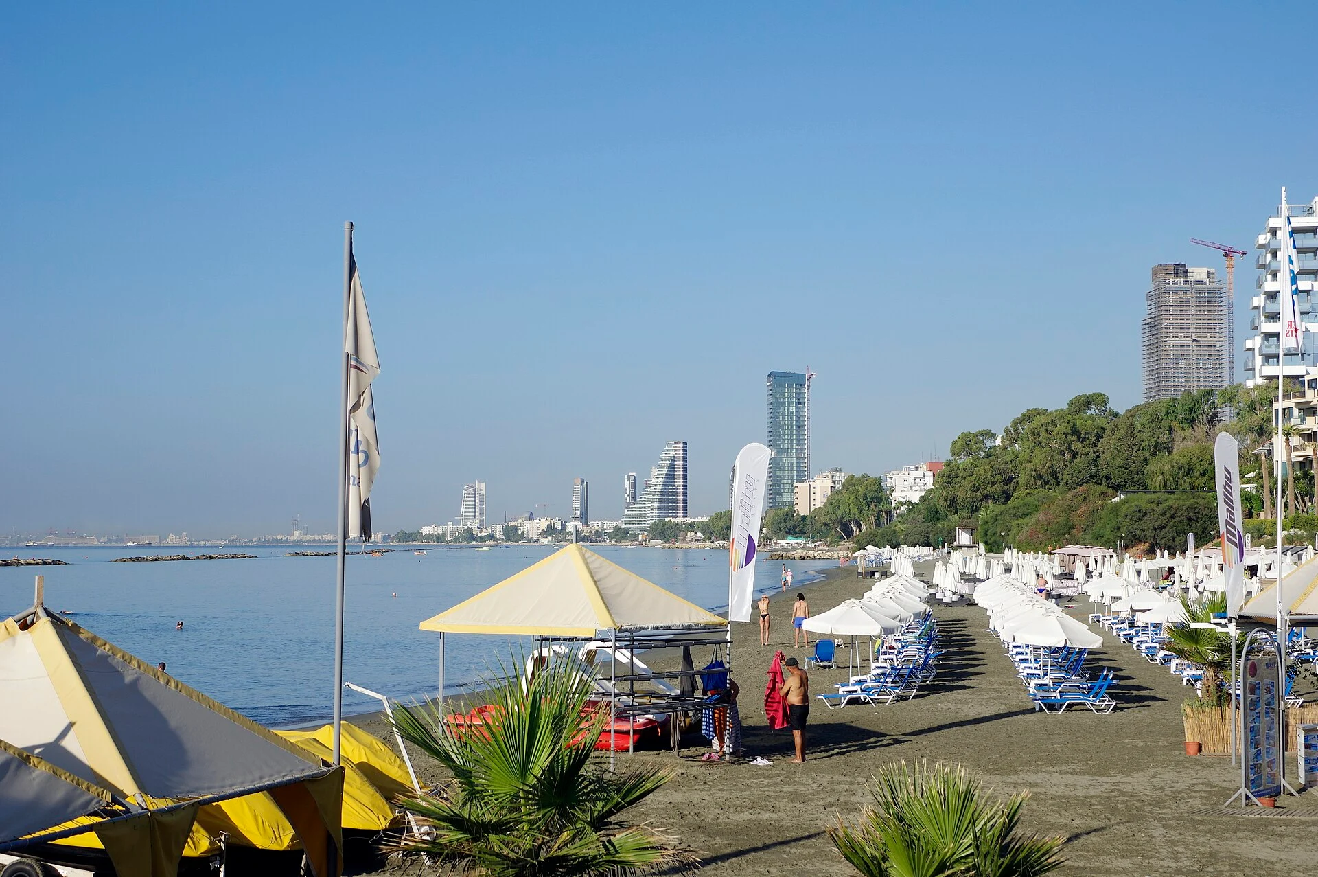 Der Stadtstrand von Limassol mit der Skyline der Hochhäuser dahinter