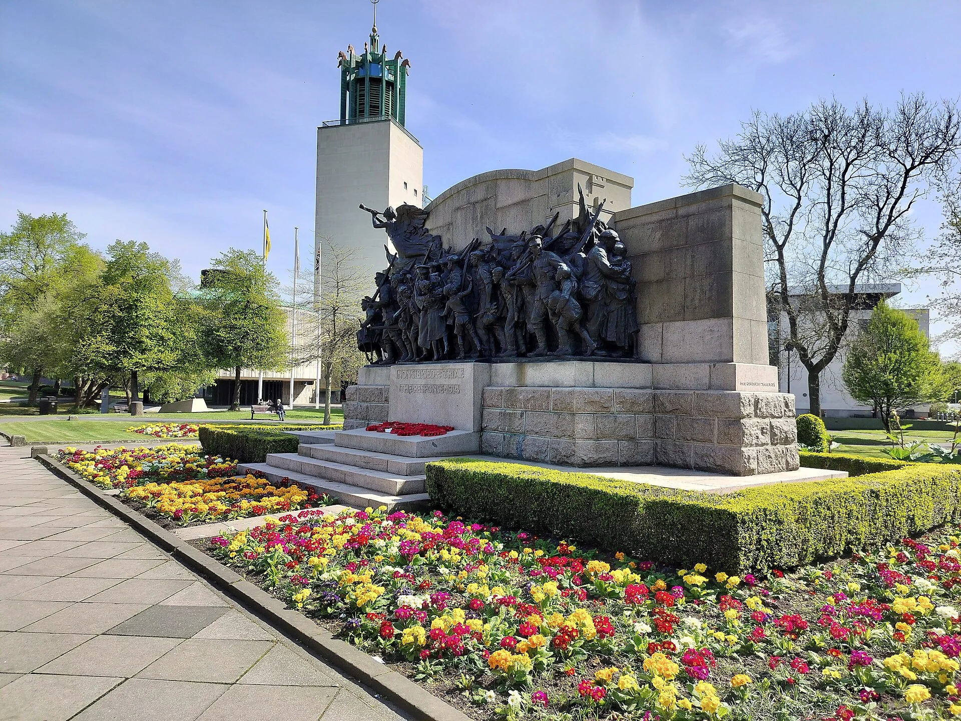 Das Kriegerdenkmal 'The Response 1914' an der Barras Bridge vor dem Civic Centre in Newcastle upon Tyne.