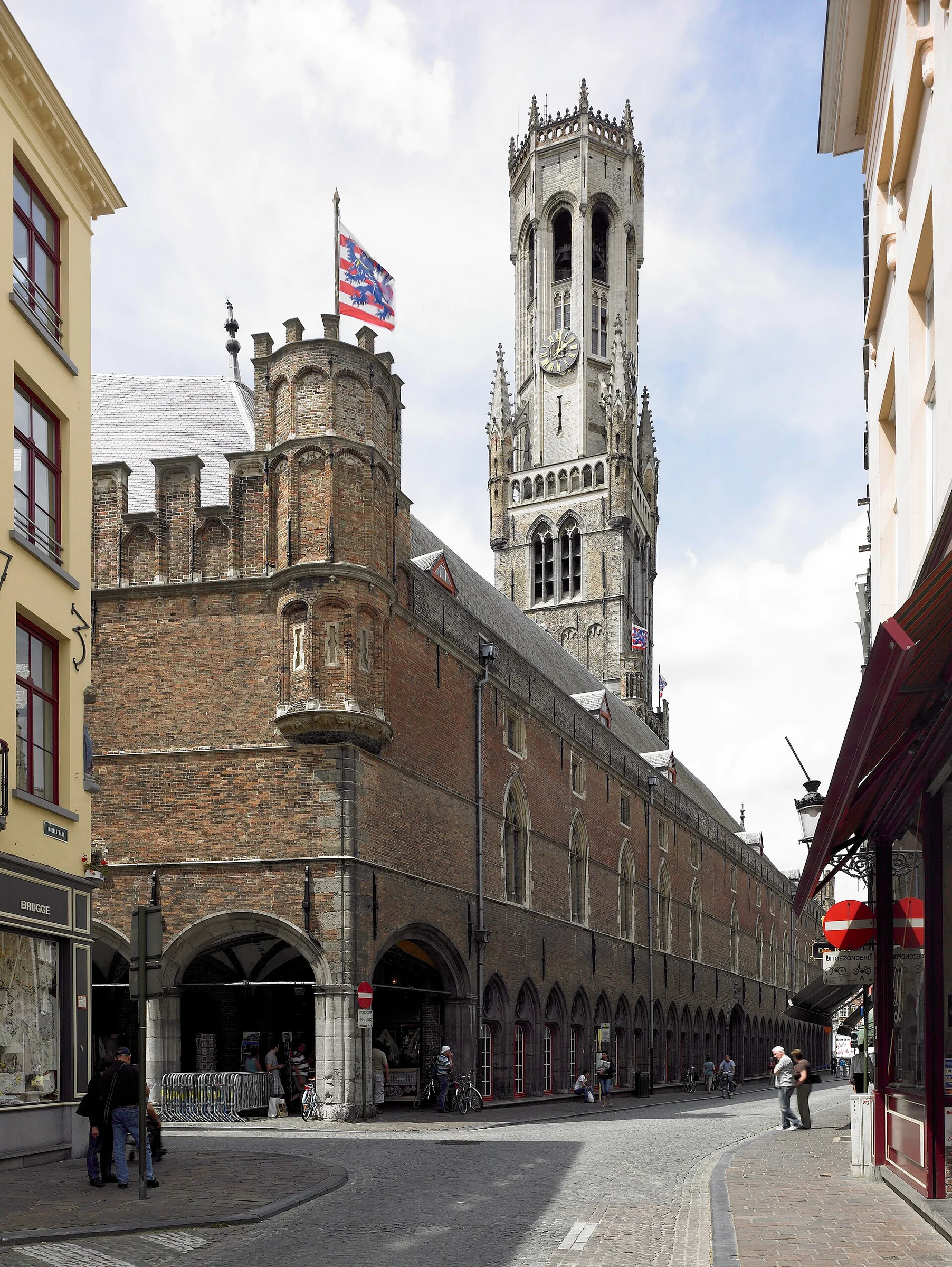 Der Belfried und die Tuchhallen von Brügge, das Wahrzeichen am Markt, von einer angrenzenden Gasse aus gesehen.