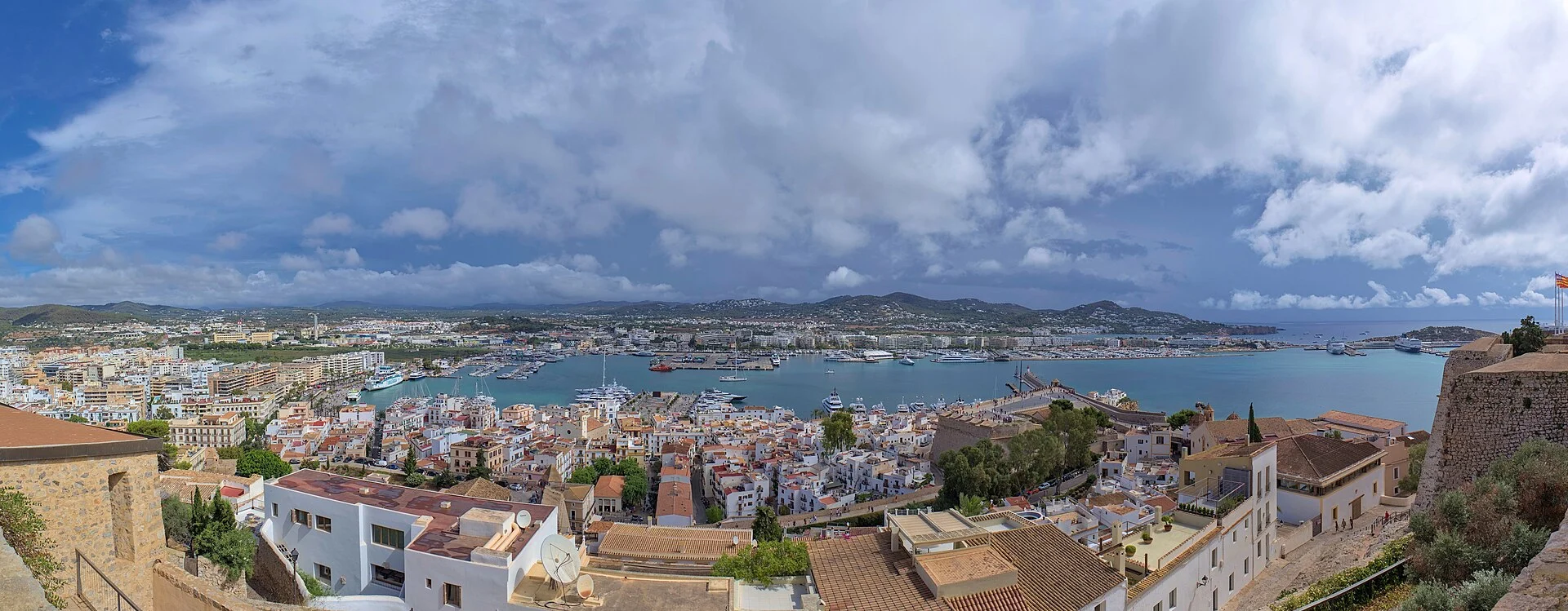 Blick von Dalt Vila über die Dächer von Ibiza-Stadt zum Hafen