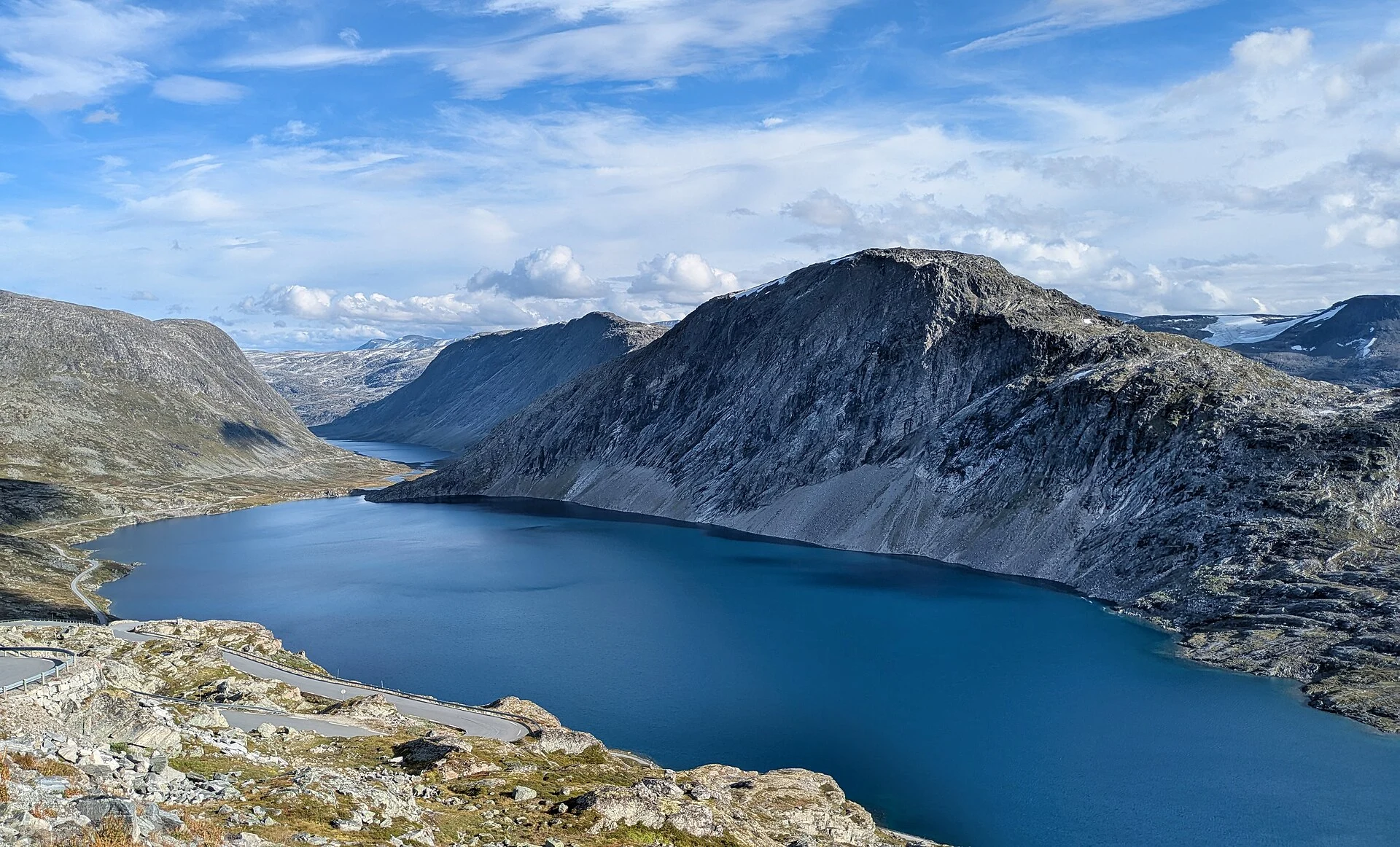 Der Bergsee Djupvatnet mit der Djupvassegga an der Mautstraße zum Dalsnibba-Aussichtspunkt südlich von Geiranger.