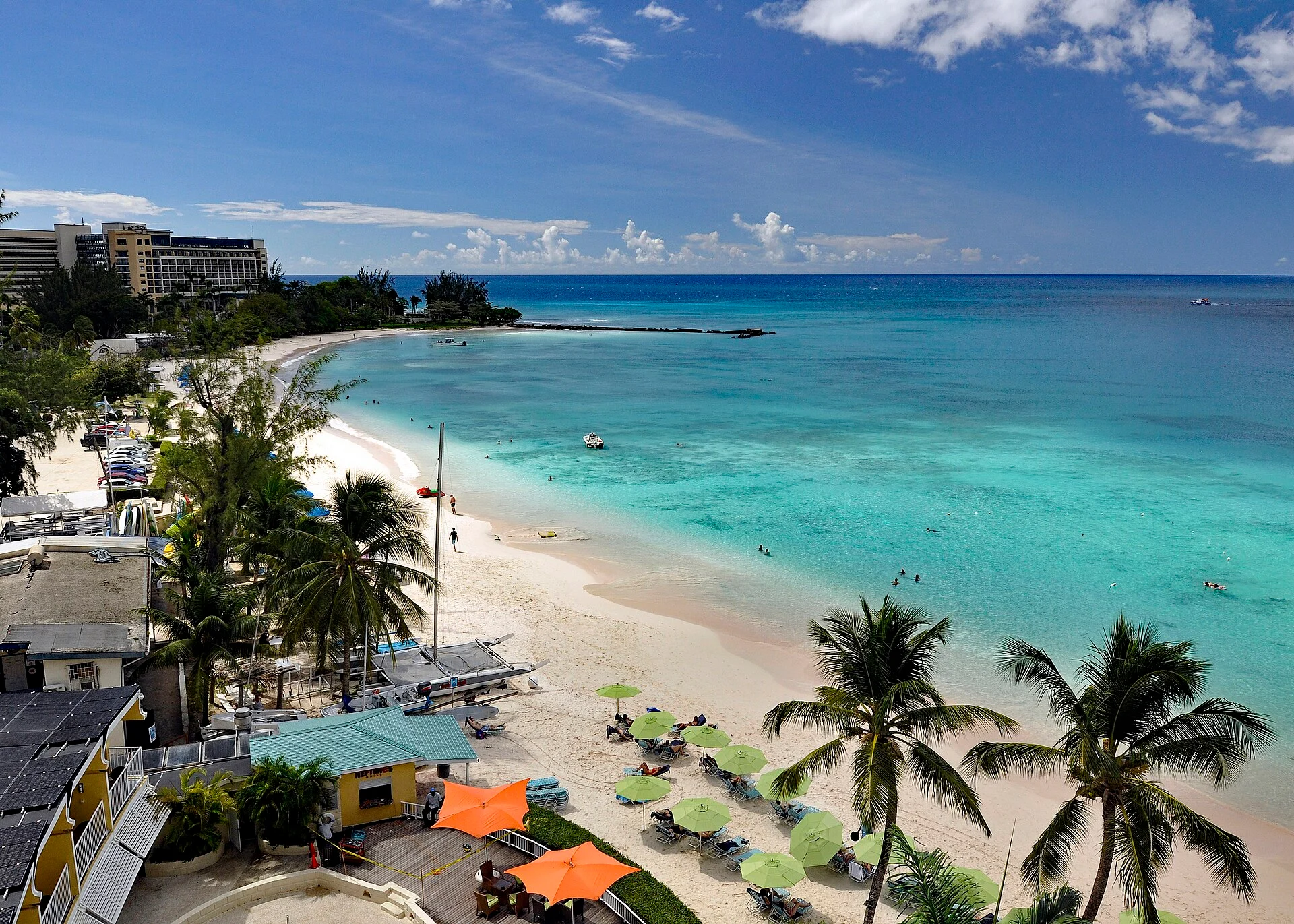 Die Carlisle Bay bei Bridgetown mit Strand, Palmen und türkisem Wasser