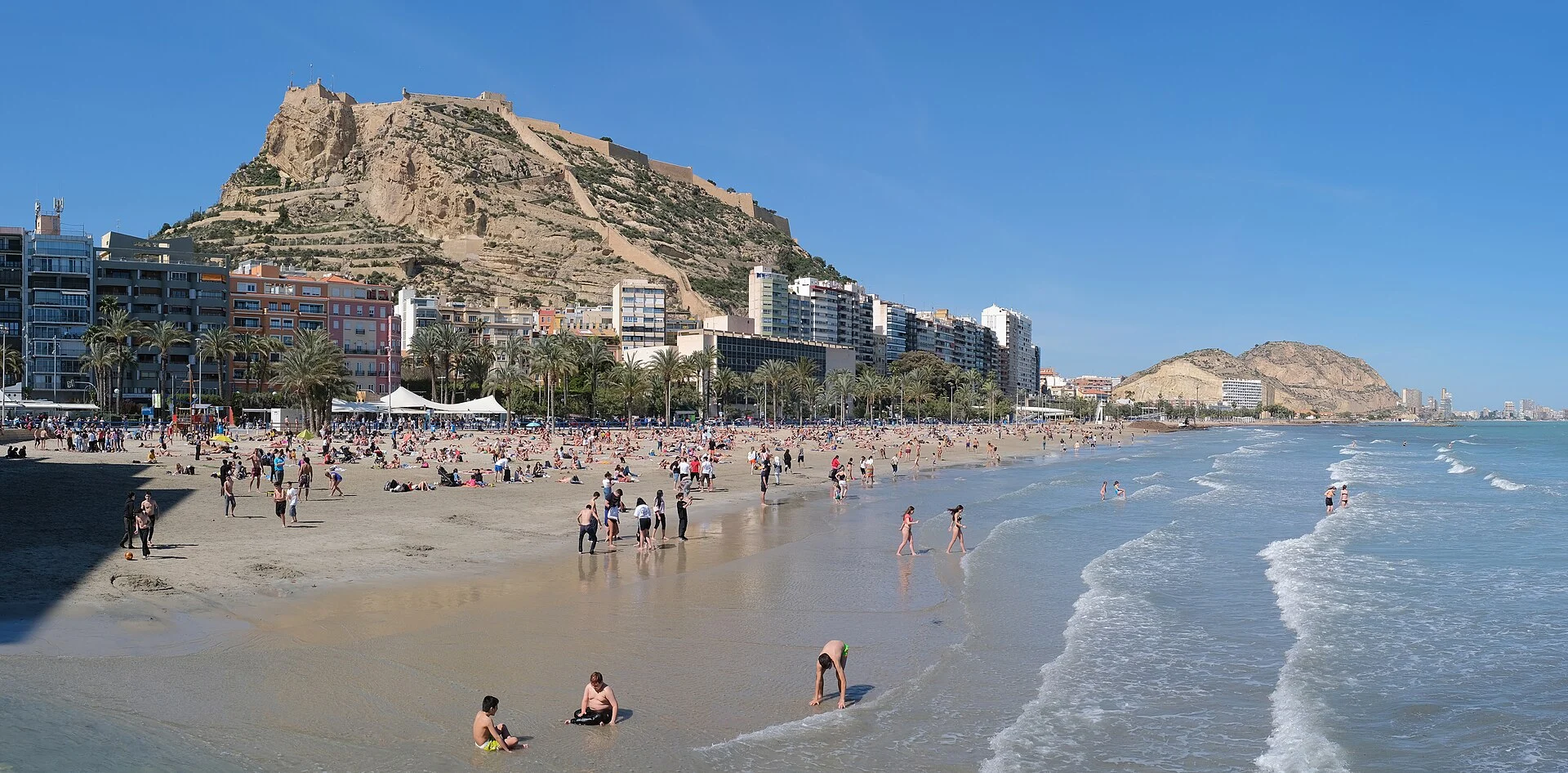 Der Playa del Postiguet unter dem Burgberg