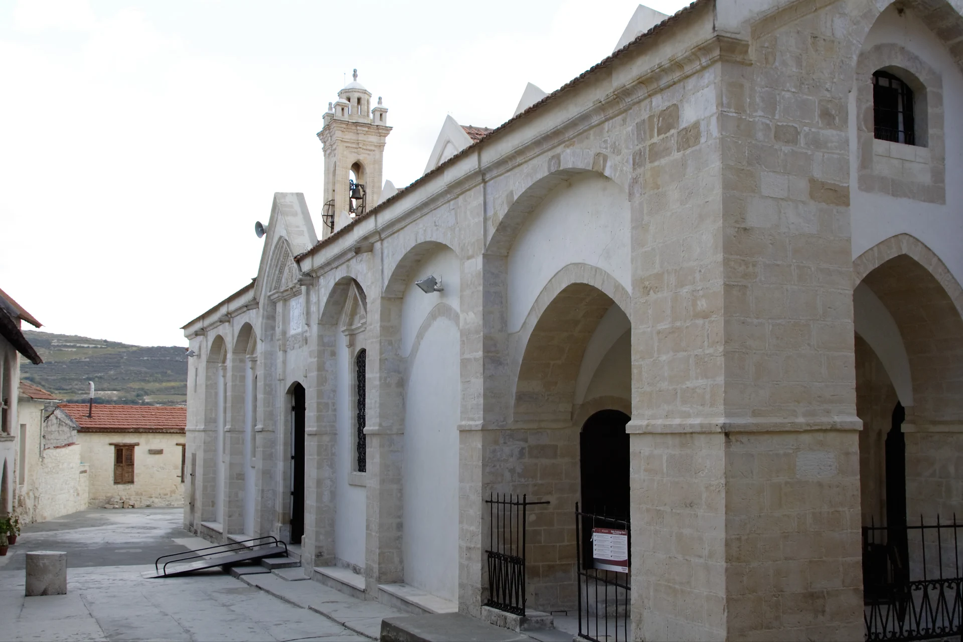 Das Kloster vom Heiligen Kreuz im Weinbergdorf Omodos im Troodos