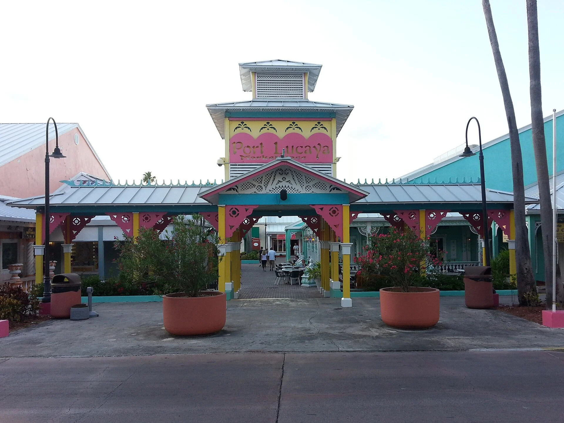 Der Eingang zum Port Lucaya Marketplace mit den bunten Holzhäusern