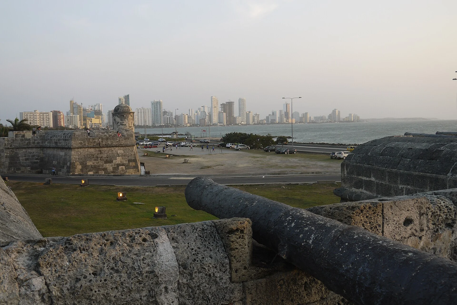 Die Stadtmauer von Cartagena mit Kanone, dahinter die Hochhäuser von Bocagrande