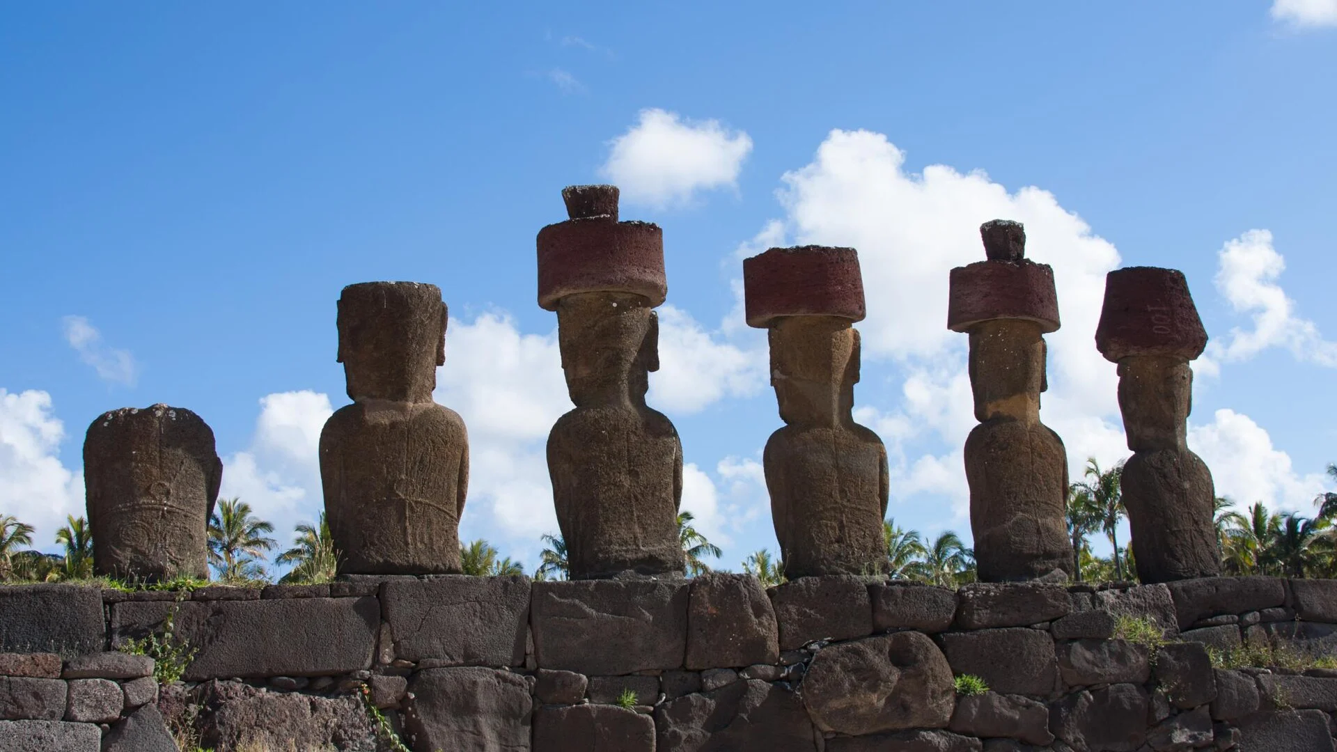 Die Moai von Ahu Nau Nau in Anakena mit ihren roten Pukao