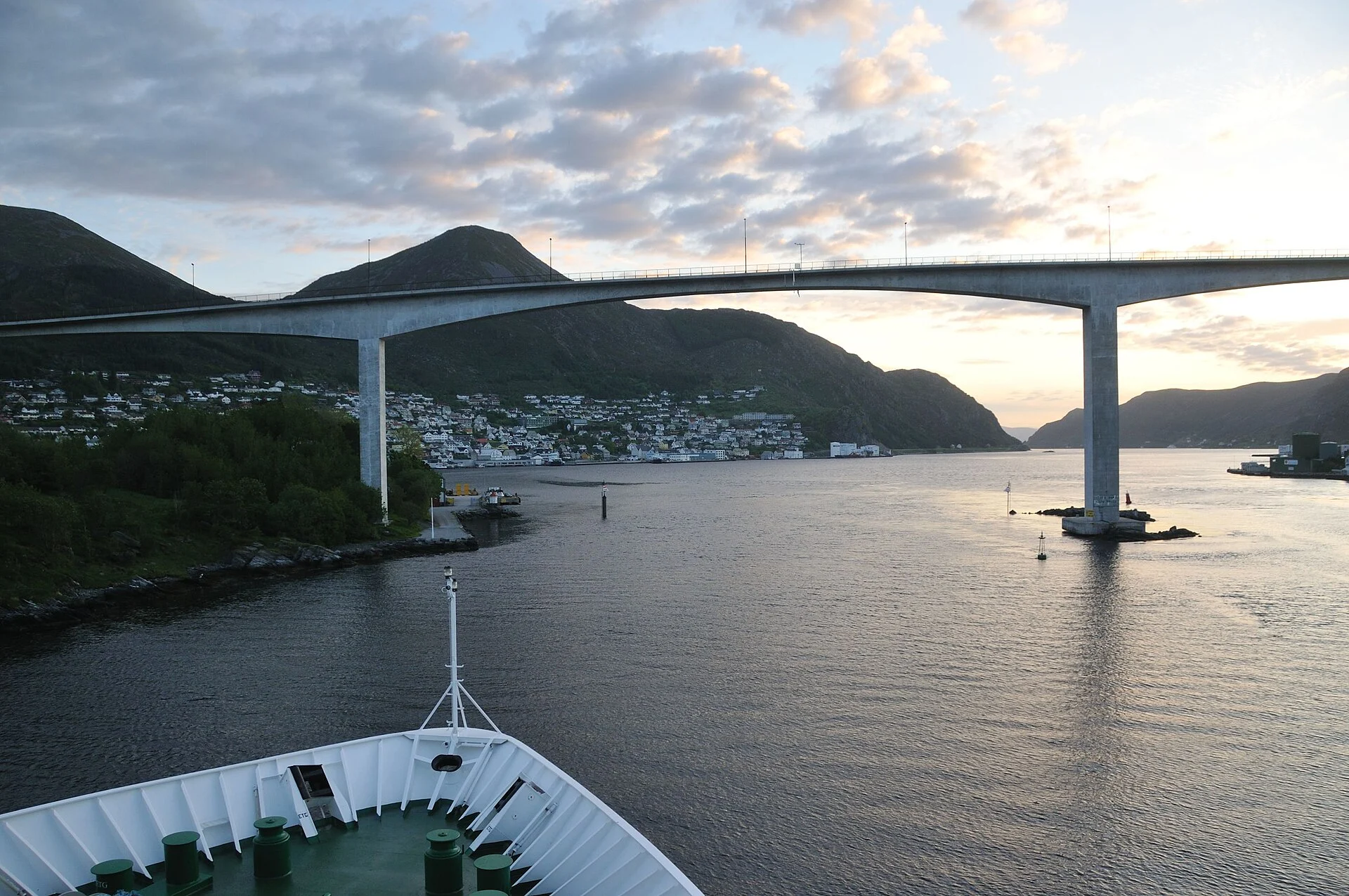 Die Måløybrua von einem Schiff aus, das unter der Brücke hindurchfährt
