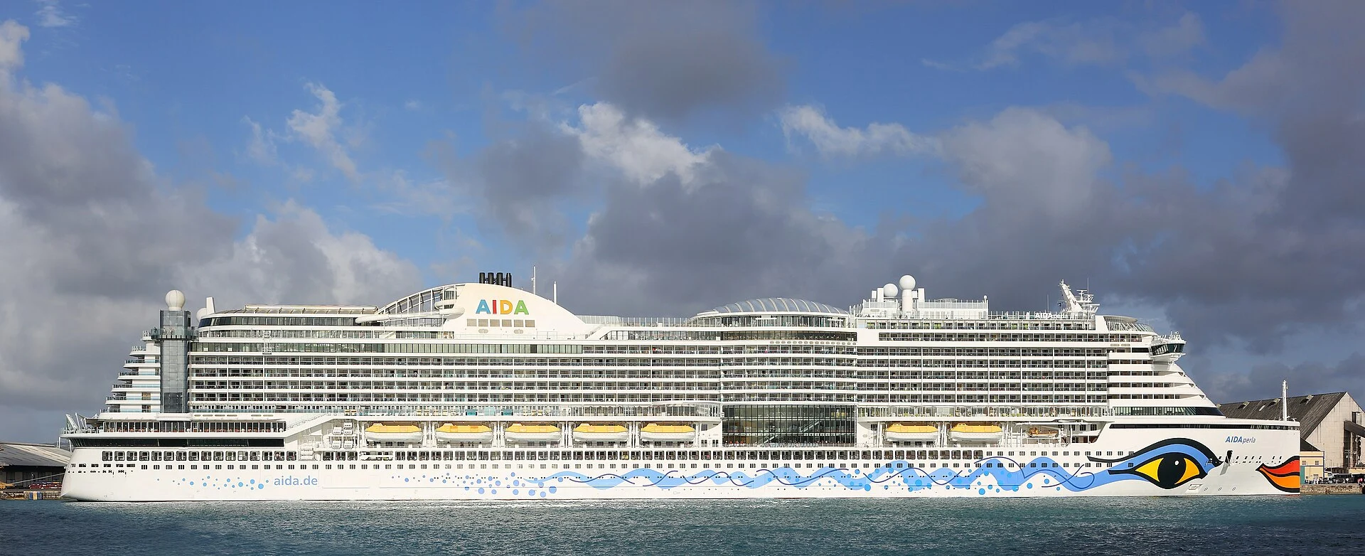 Die AIDAperla am Kai im Hafen von Bridgetown auf Barbados in voller Seitenansicht.