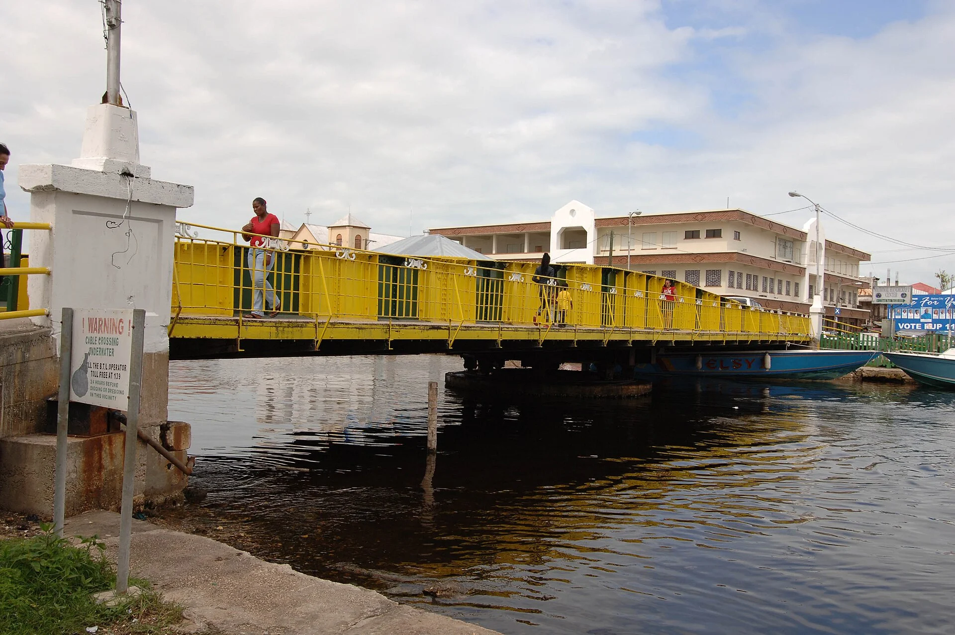 Die Drehbrücke über den Haulover Creek in Belize City