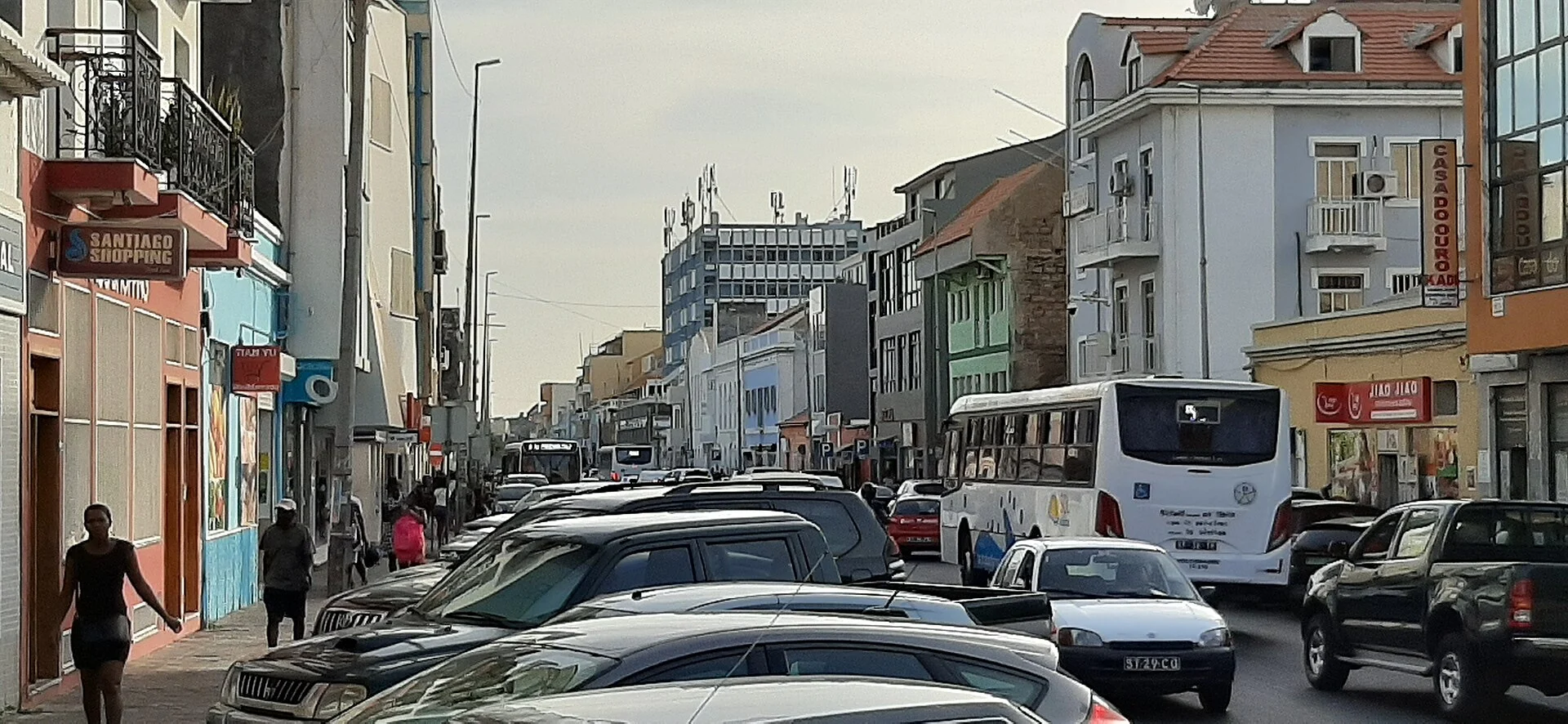 Eine Straße im Plateau von Praia mit Kolonialbauten