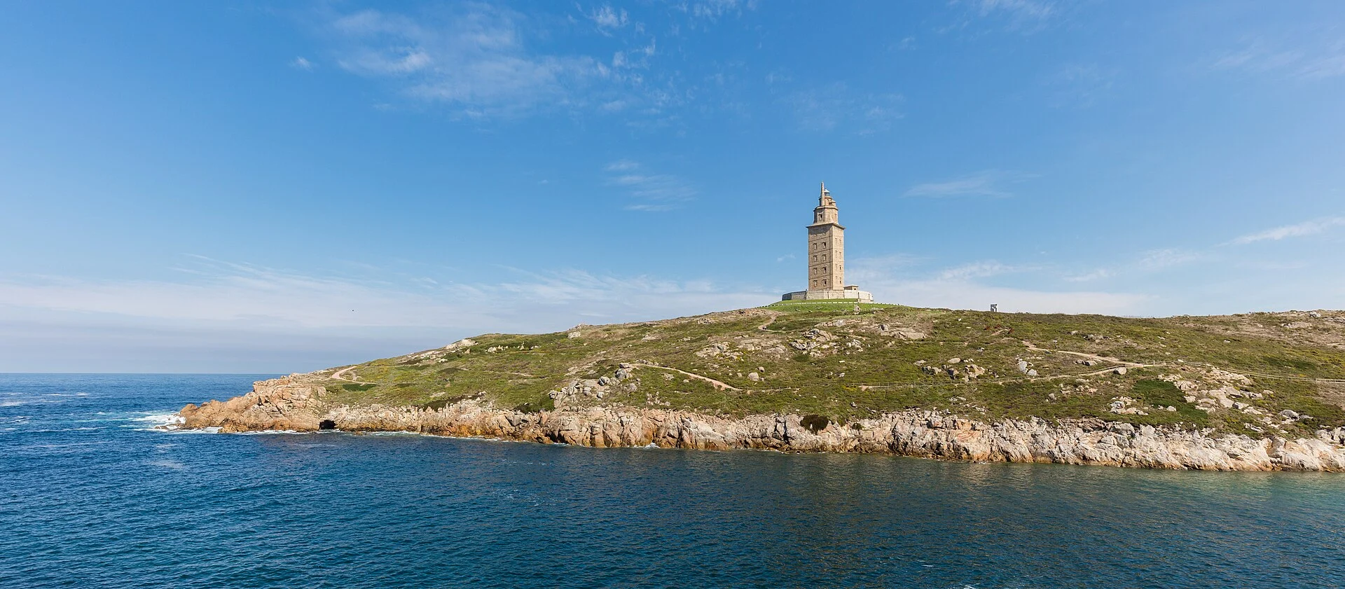 Der Herkulesturm auf der Landzunge von A Coruña, vom Wasser aus gesehen