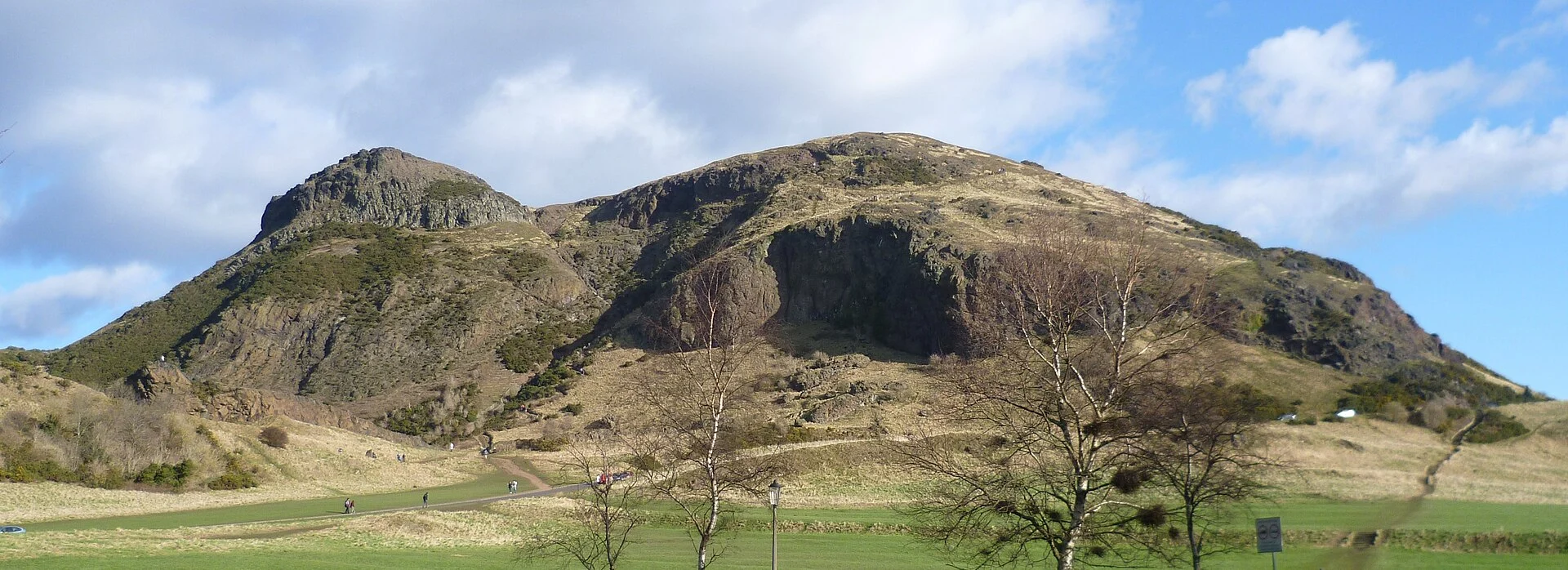 Der Gipfel des Arthur's Seat in Edinburgh, von den Wiesen des Holyrood Park aus gesehen.