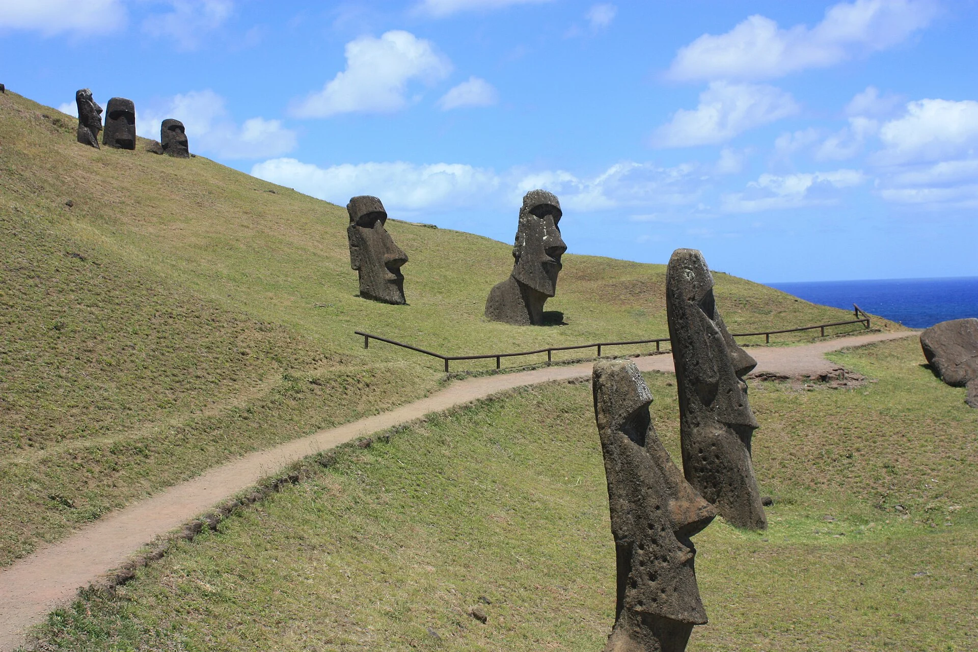 Moai am Hang des Steinbruchs Rano Raraku