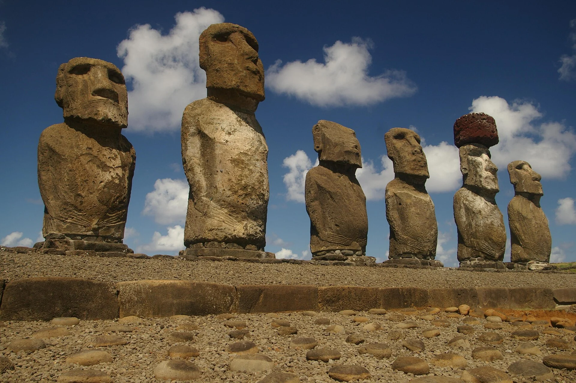 Die fünfzehn Moai von Ahu Tongariki