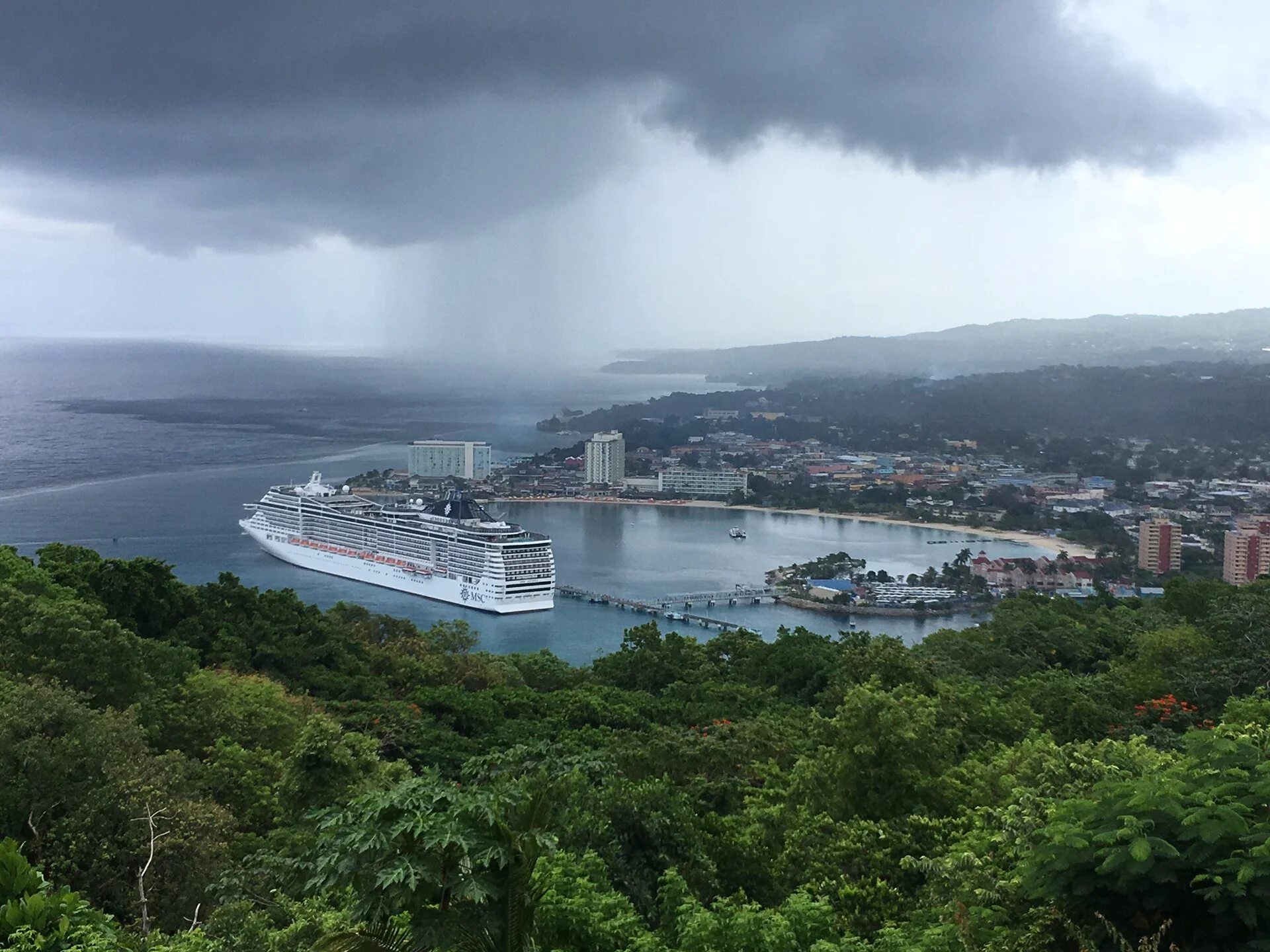 Blick vom Mystic Mountain über Ocho Rios und ein Kreuzfahrtschiff im Hafen