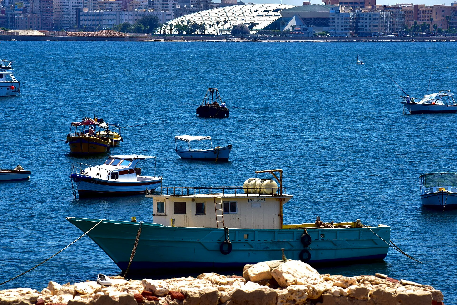 Blick über den Osthafen von Alexandria auf die Bibliotheca Alexandrina