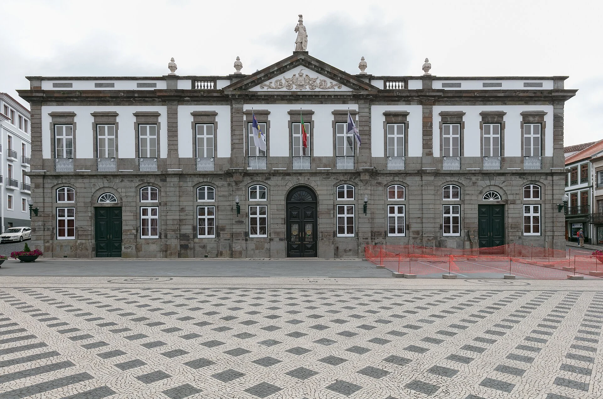 Das Rathaus von Angra do Heroísmo mit Basaltmosaik-Platz