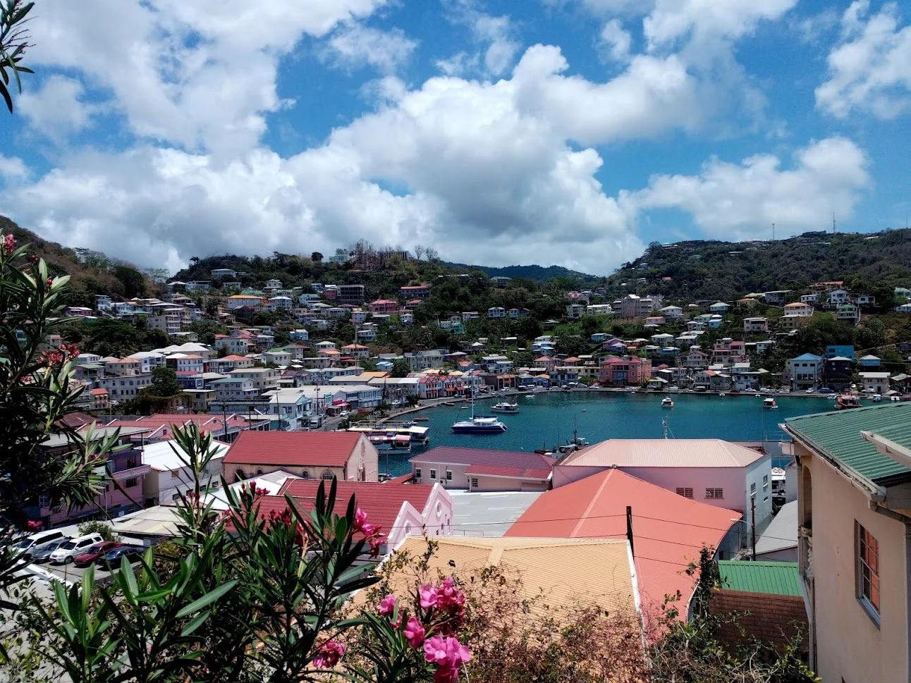 Das Carenage von St. George’s auf Grenada mit den roten Ziegeldächern an den Hängen
