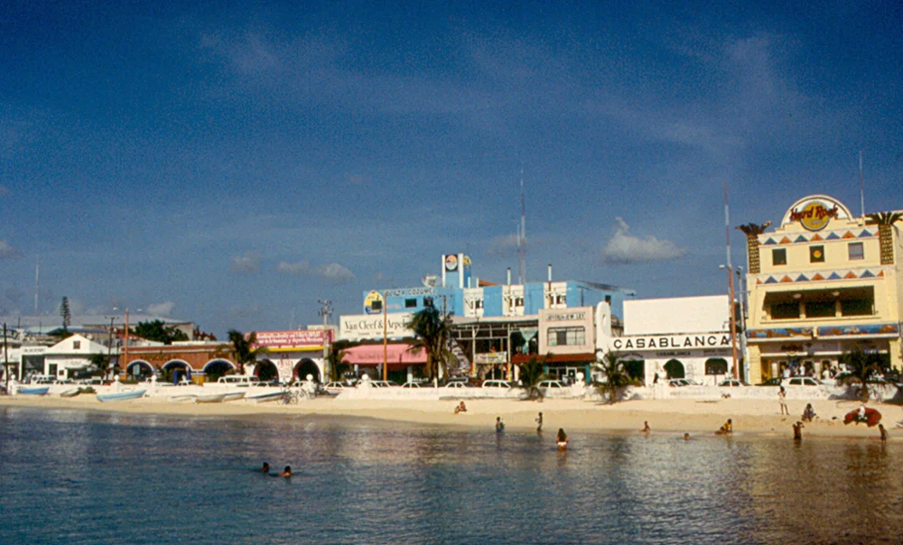 Die Uferstraße von San Miguel de Cozumel mit Strand und Läden