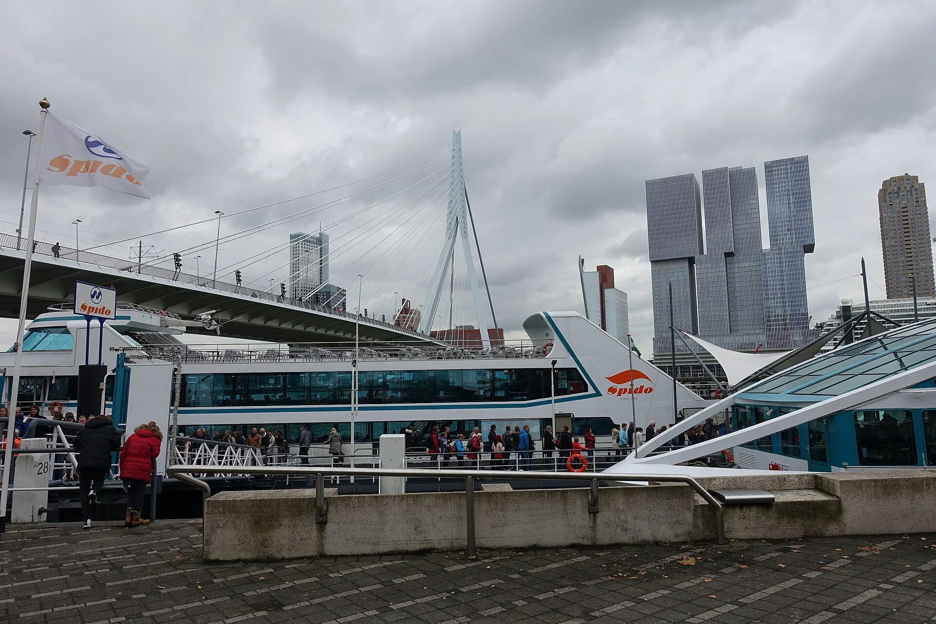 Ein Ausflugsboot der Spido vor der Erasmusbrücke in Rotterdam