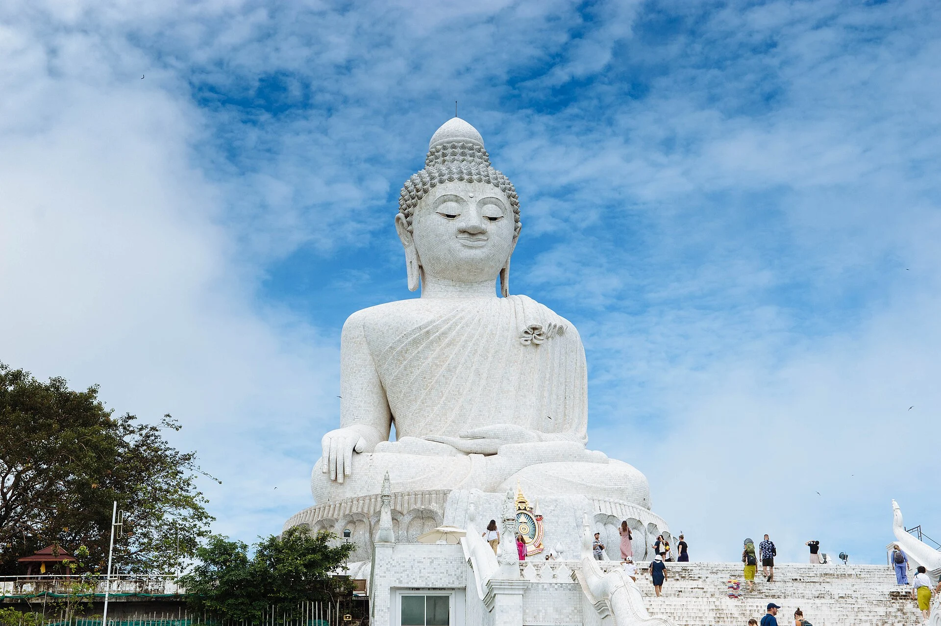 Der 45 Meter hohe Marmorbuddha auf dem Nakkerd-Hügel