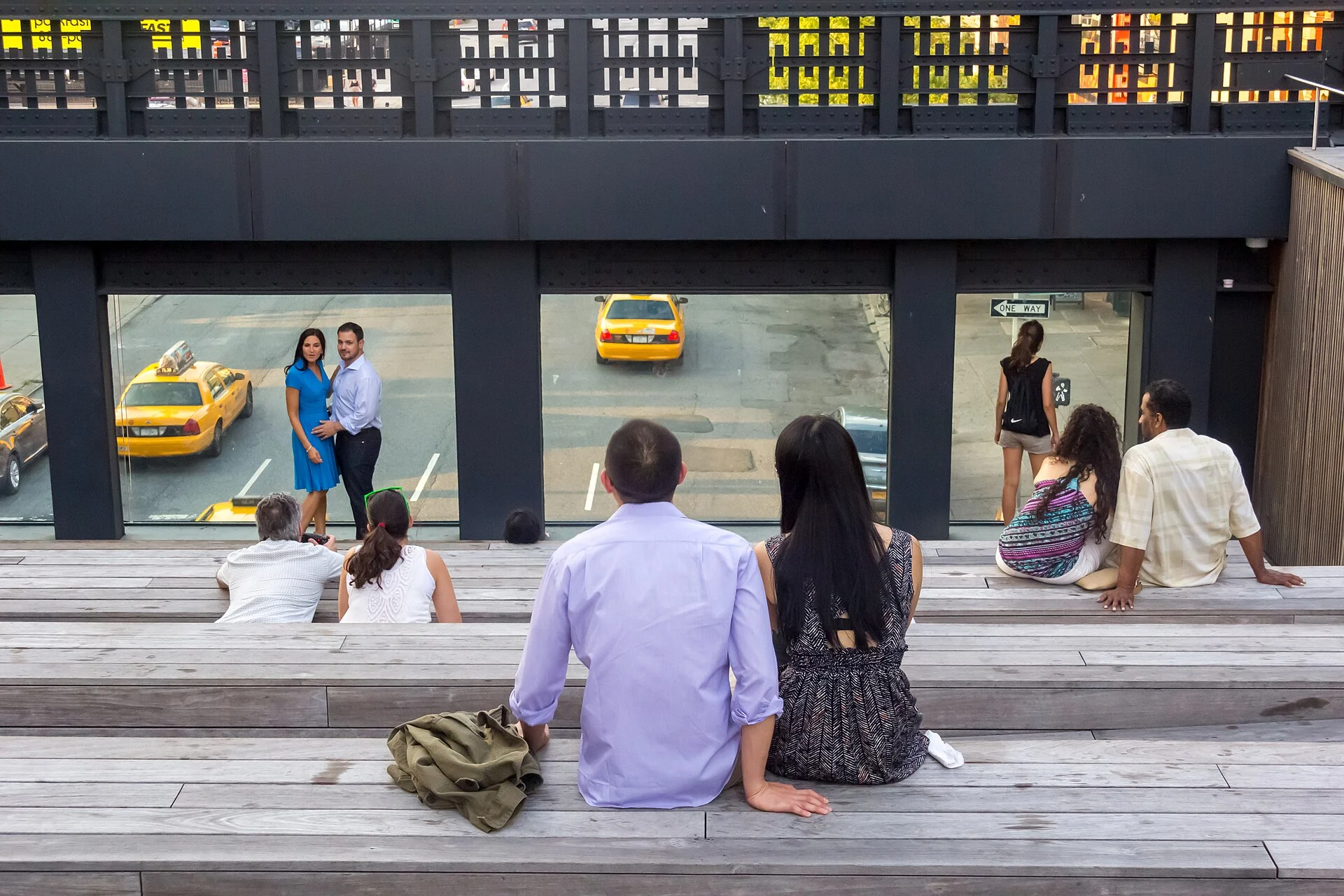 Die Sitzstufen der High Line über der Tenth Avenue in New York