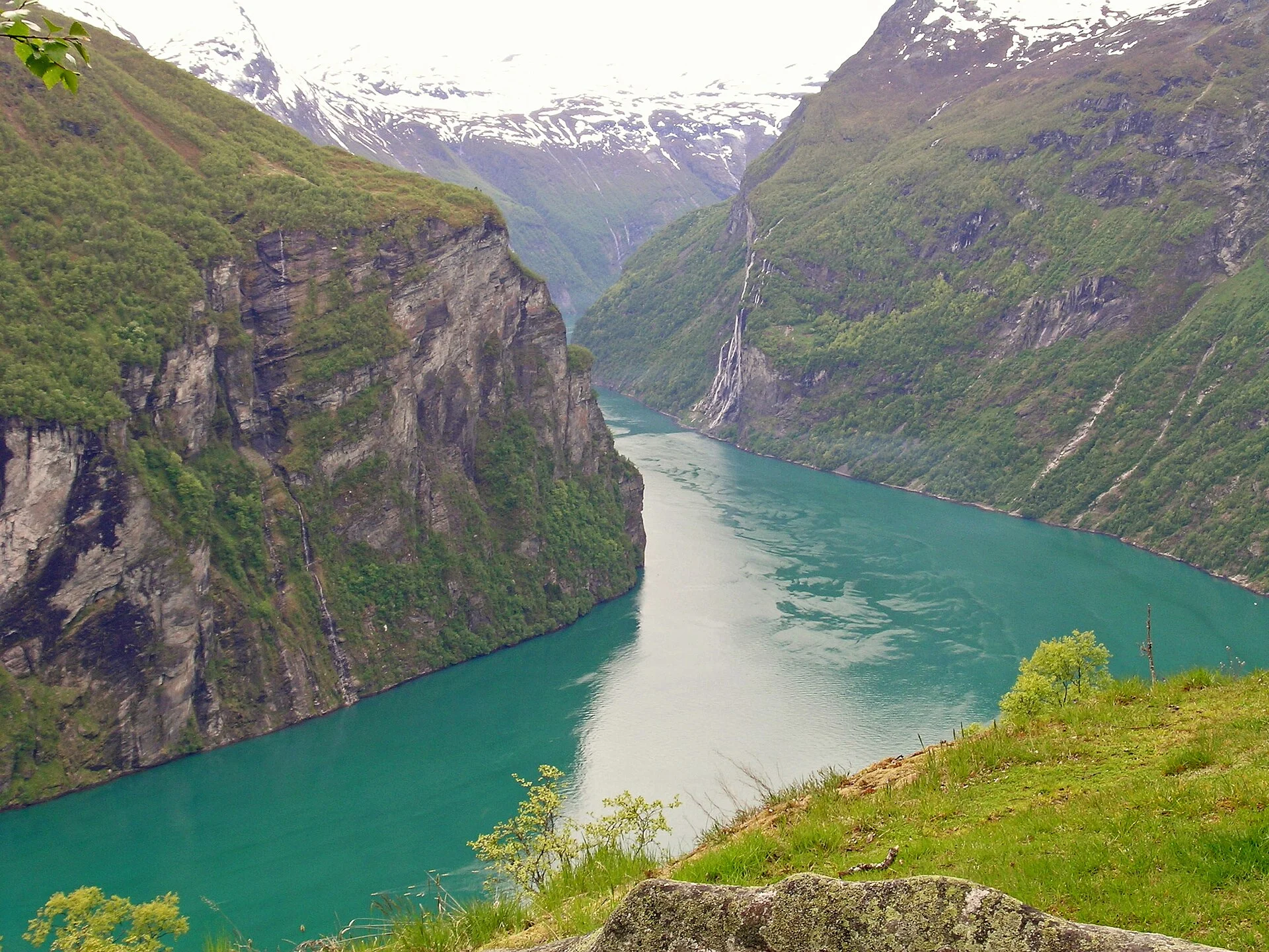 Blick von der Aussichtsplattform Ørnesvingen an der Adlerstraße über den Geirangerfjord mit dem Wasserfall Die Sieben Schwestern.