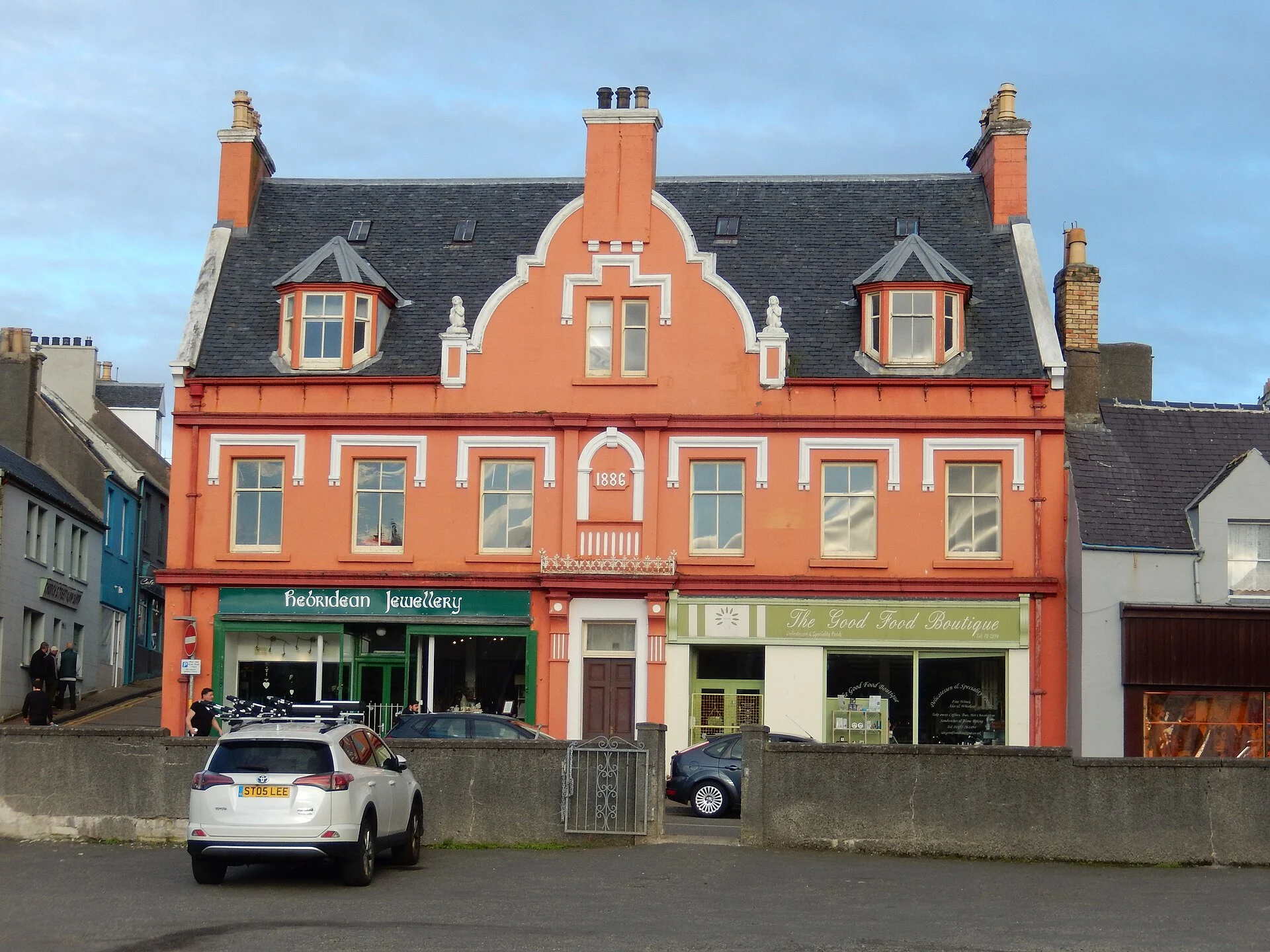 Auffälliges orange gestrichenes Geschäftshaus von 1886 an der Cromwell Street in Stornoway.