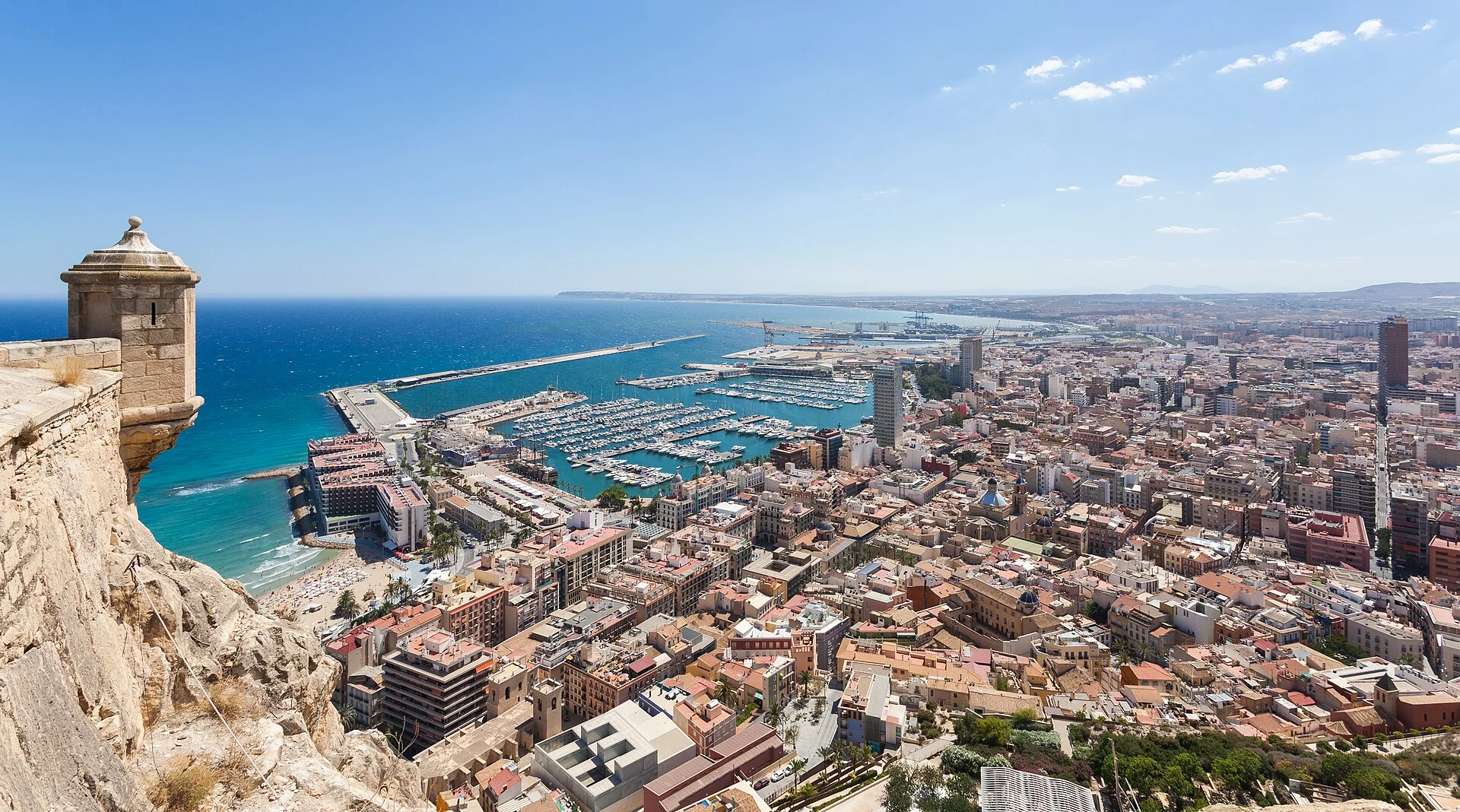 Alicante mit Hafen und Altstadt aus der Luft