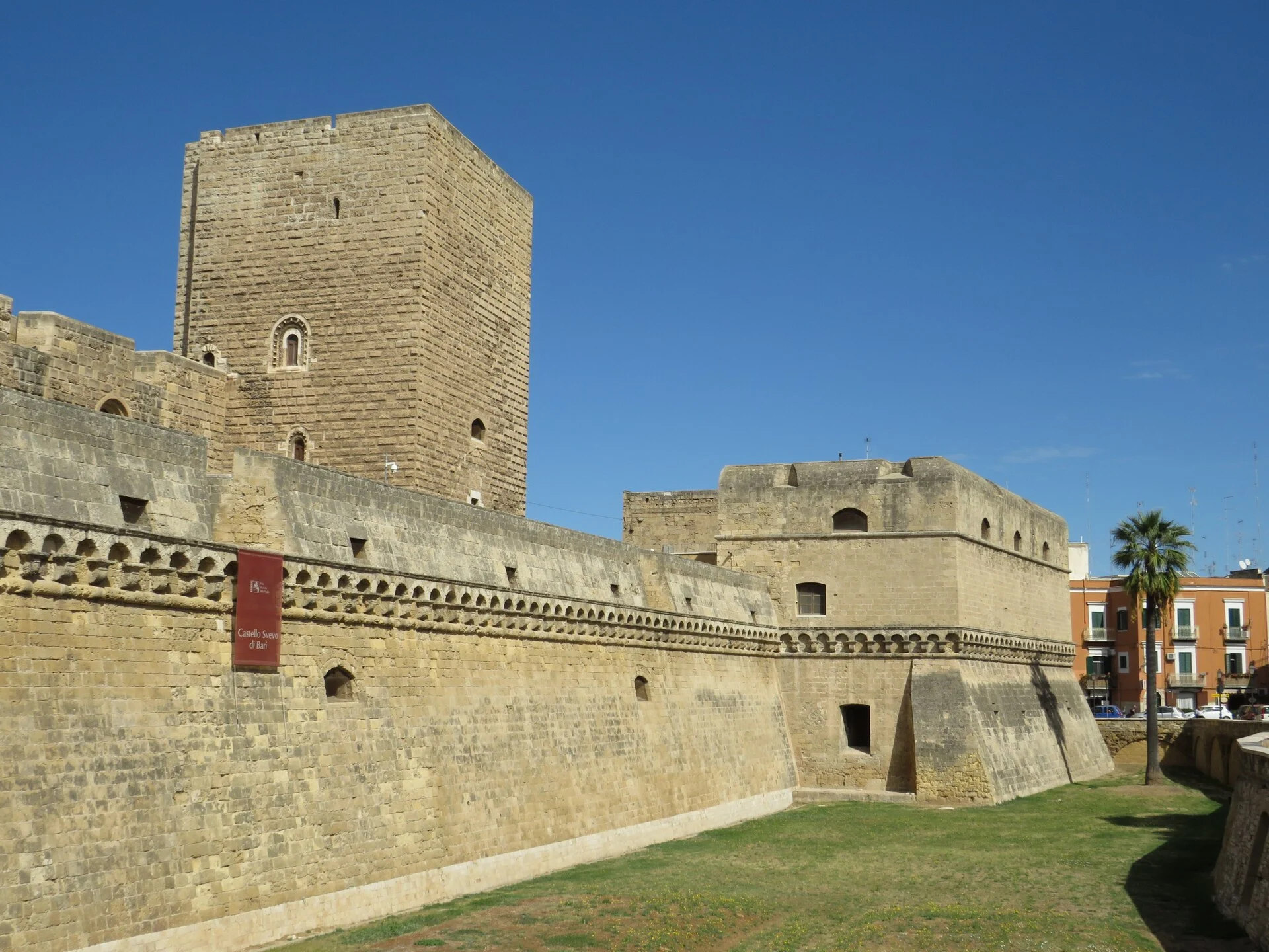 Graben, Südfassade, Torre del Semaforo und Südostbastion des Castello Svevo in Bari.