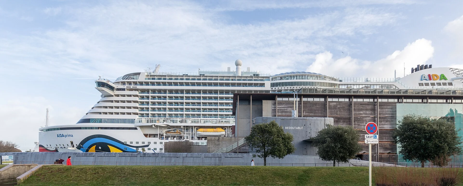 Das Kreuzfahrtterminal Gare Maritime in Cherbourg mit einem AIDA-Schiff