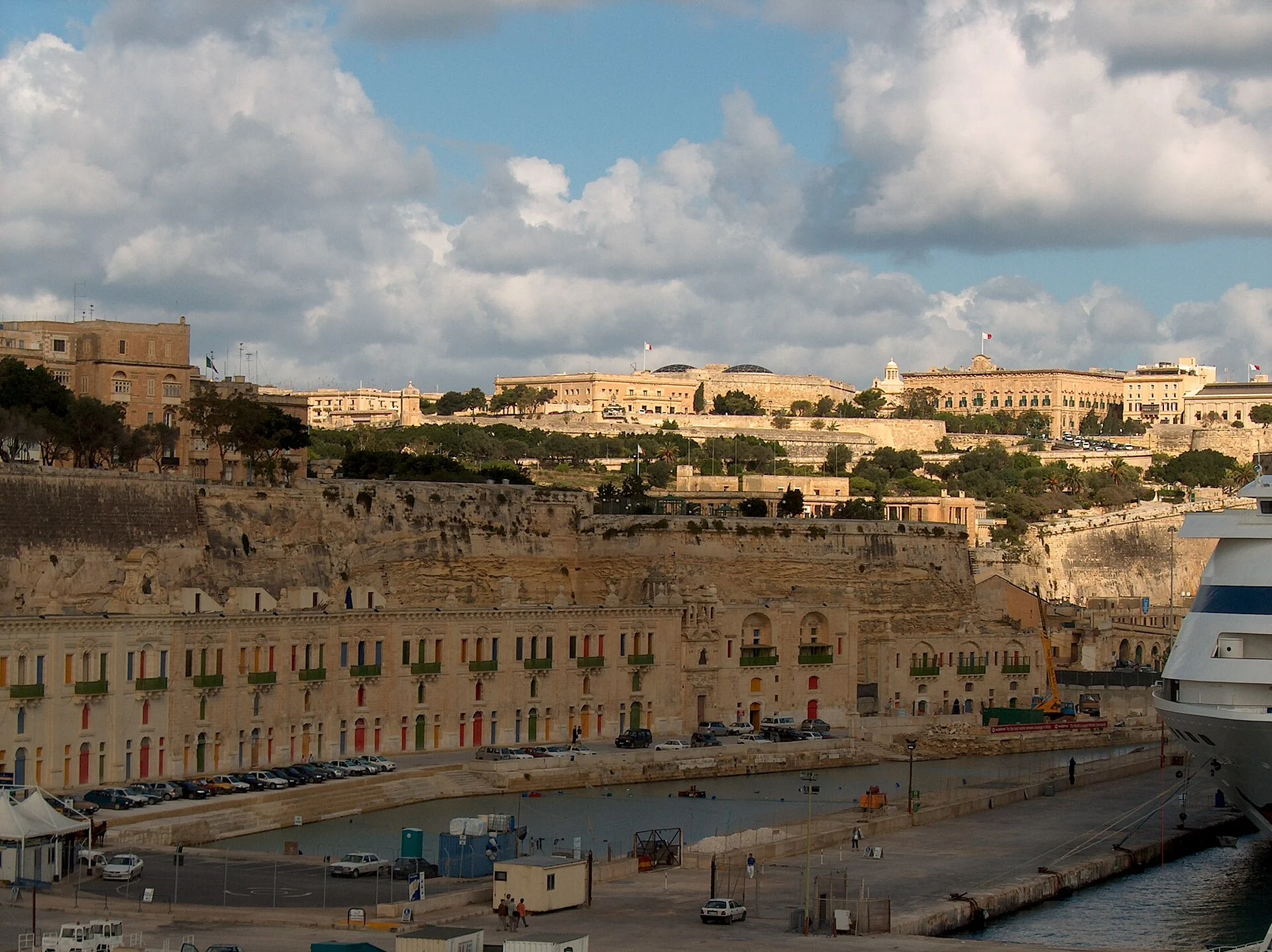 Die Bastionen von Valletta über dem Grand Harbour, davor Bootshäuser am Wasser