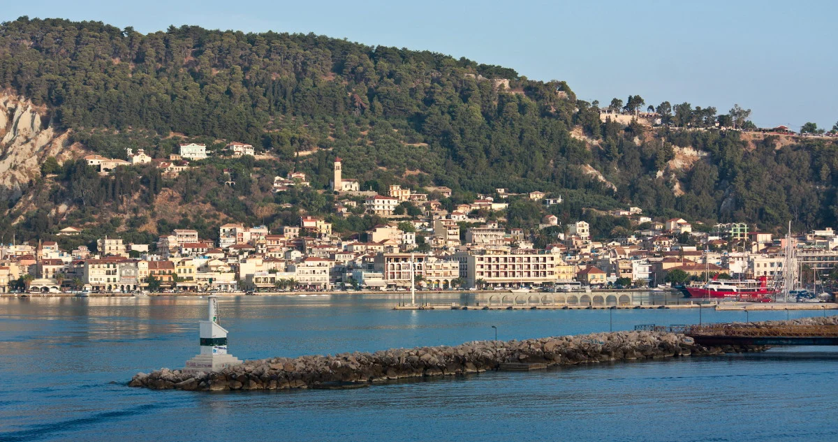 Zakynthos-Stadt mit dem bewaldeten Hügel Bochali und der venezianischen Festung darüber