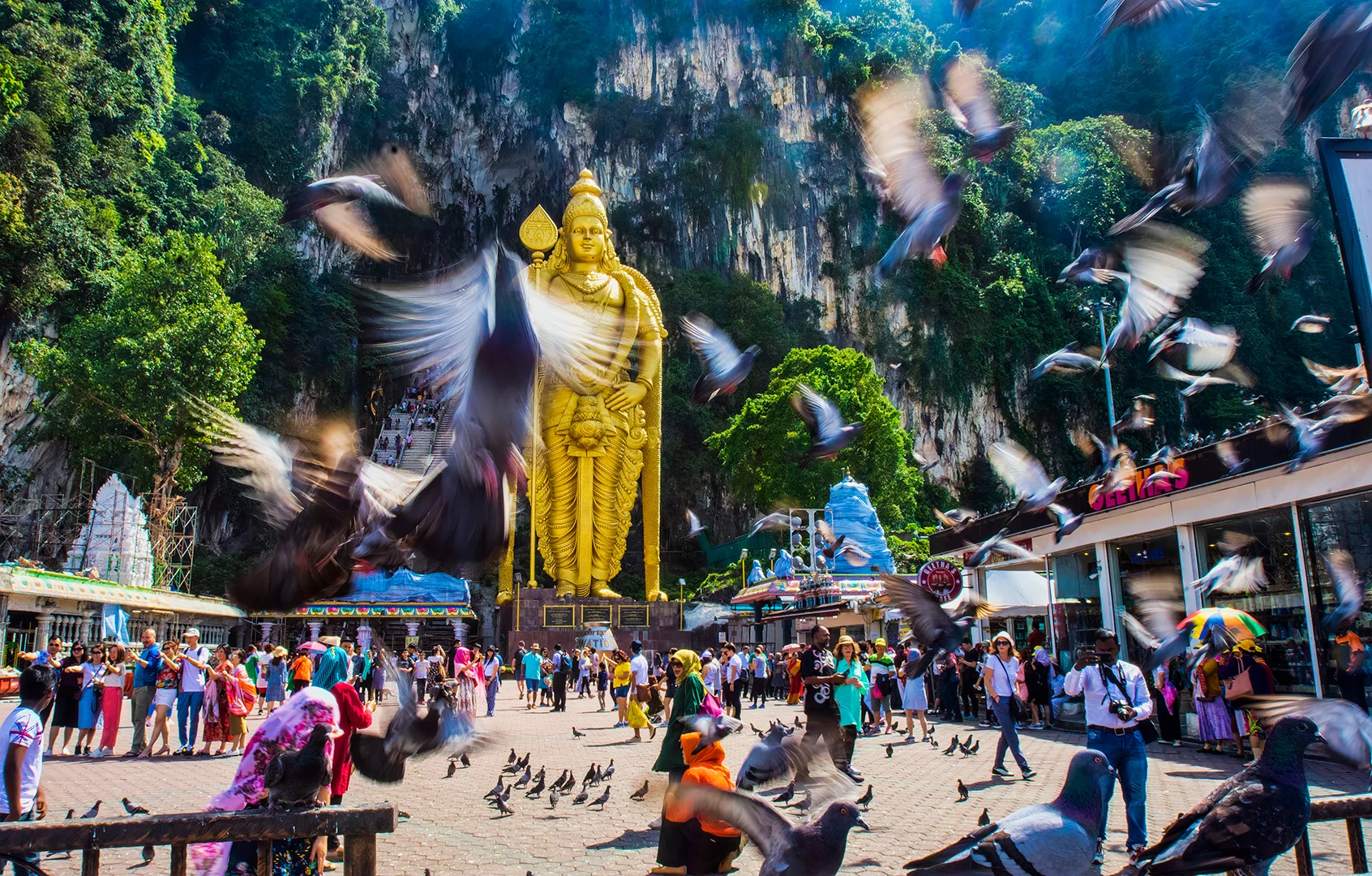 Die goldene Murugan-Statue vor den Batu-Höhlen