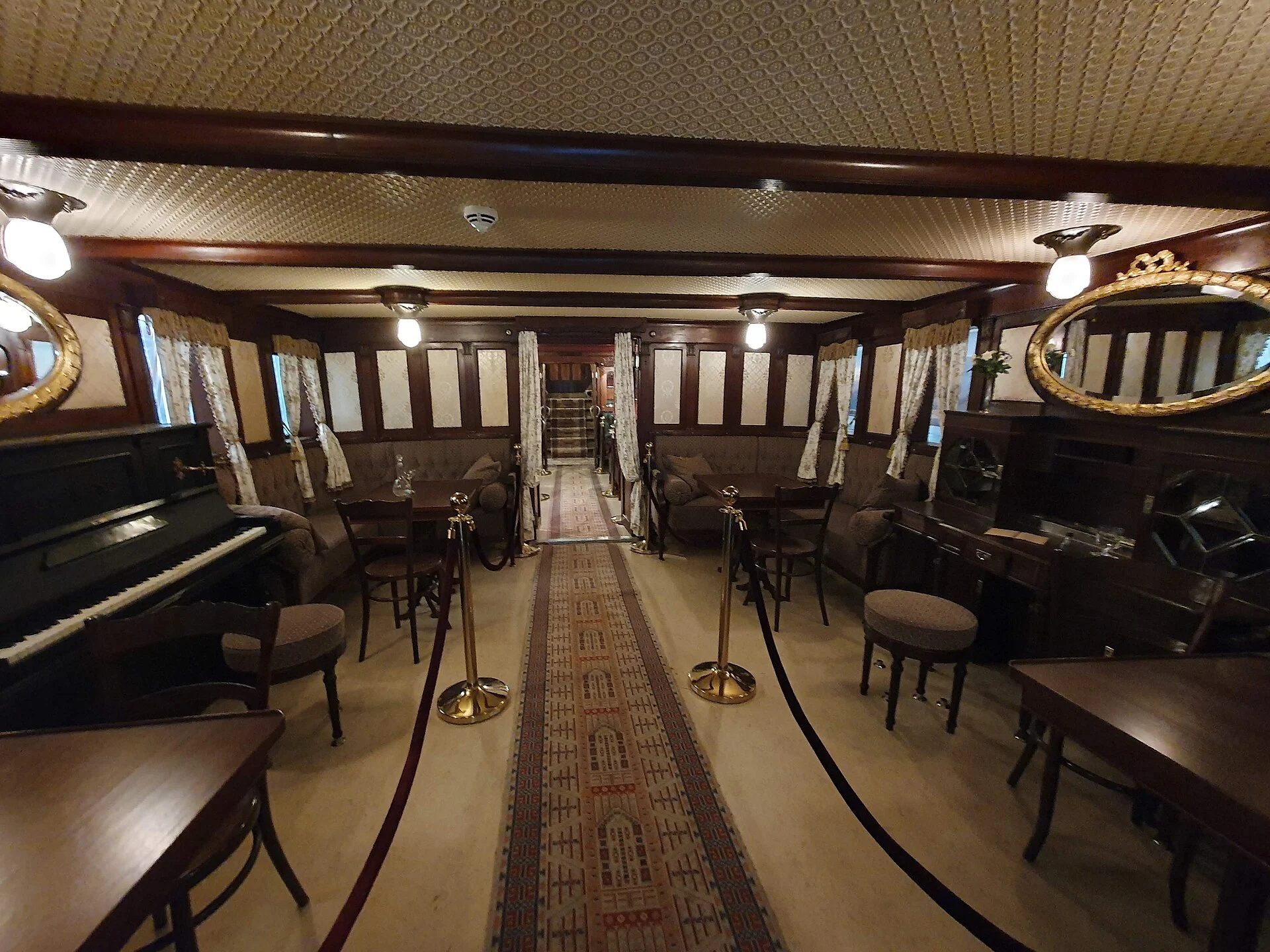 Salon mit Klavier an Bord des historischen Hurtigruten-Schiffs Finnmarken im Museum von Stokmarknes