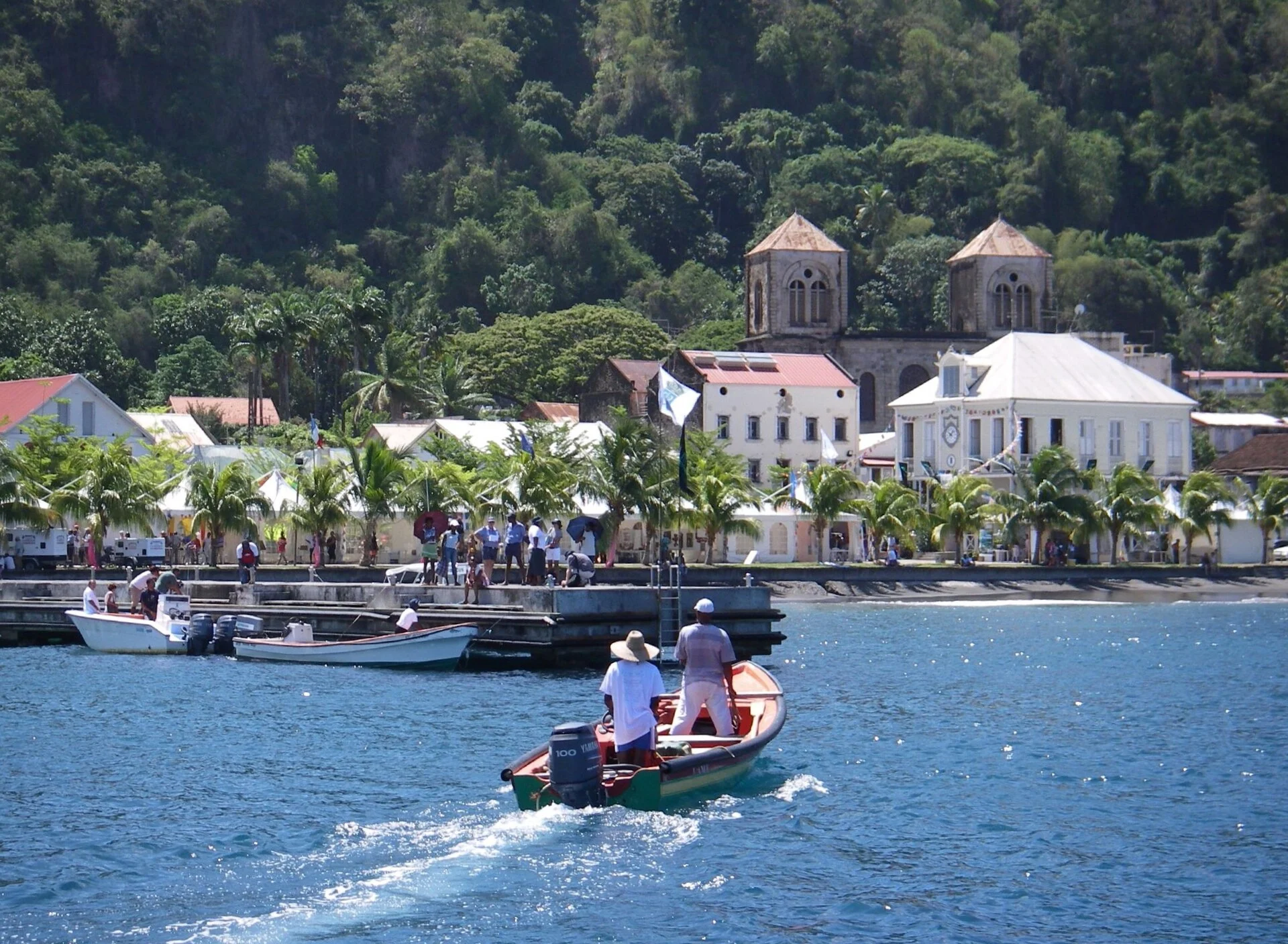 Saint-Pierre auf Martinique vom Wasser aus, unter dem Mont Pelée