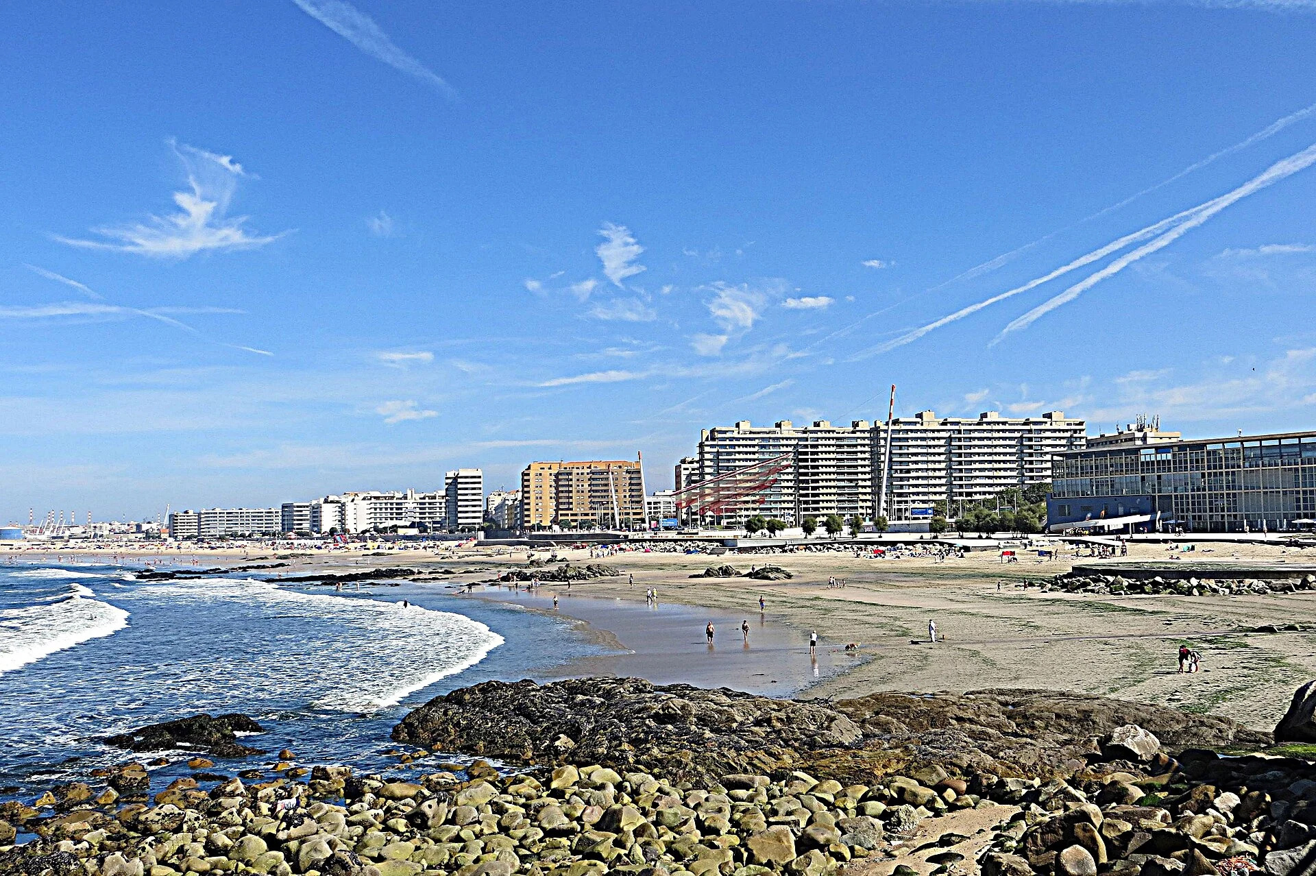 Der Strand von Matosinhos mit der Stadt dahinter