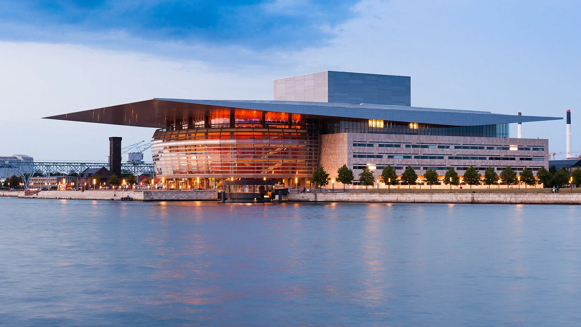 Die Königliche Oper (Operaen) am Hafen von Kopenhagen in der Abenddämmerung