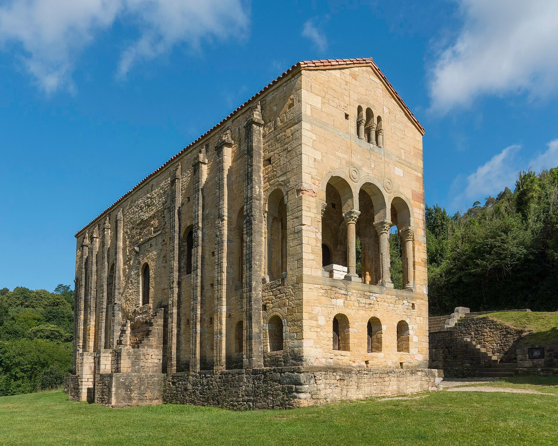 Die vorromanische Kirche Santa María del Naranco bei Oviedo
