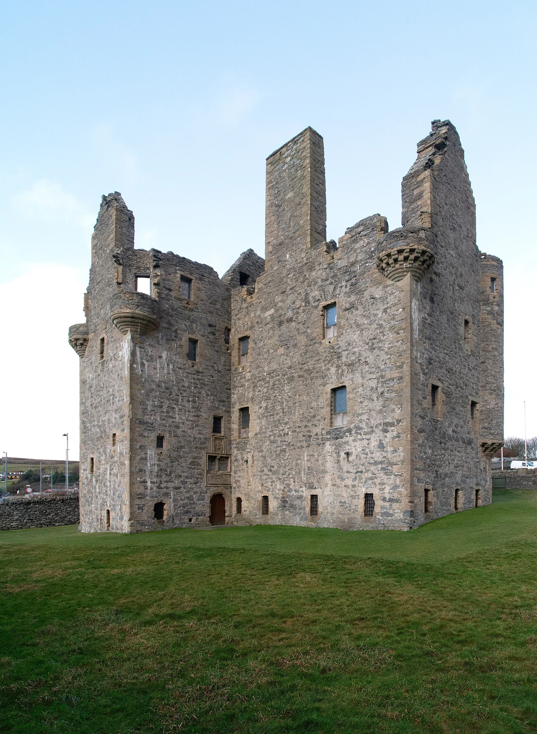 Die Burgruine Scalloway Castle von 1600 mit Eingangsportal und Rasenfläche, Shetland.