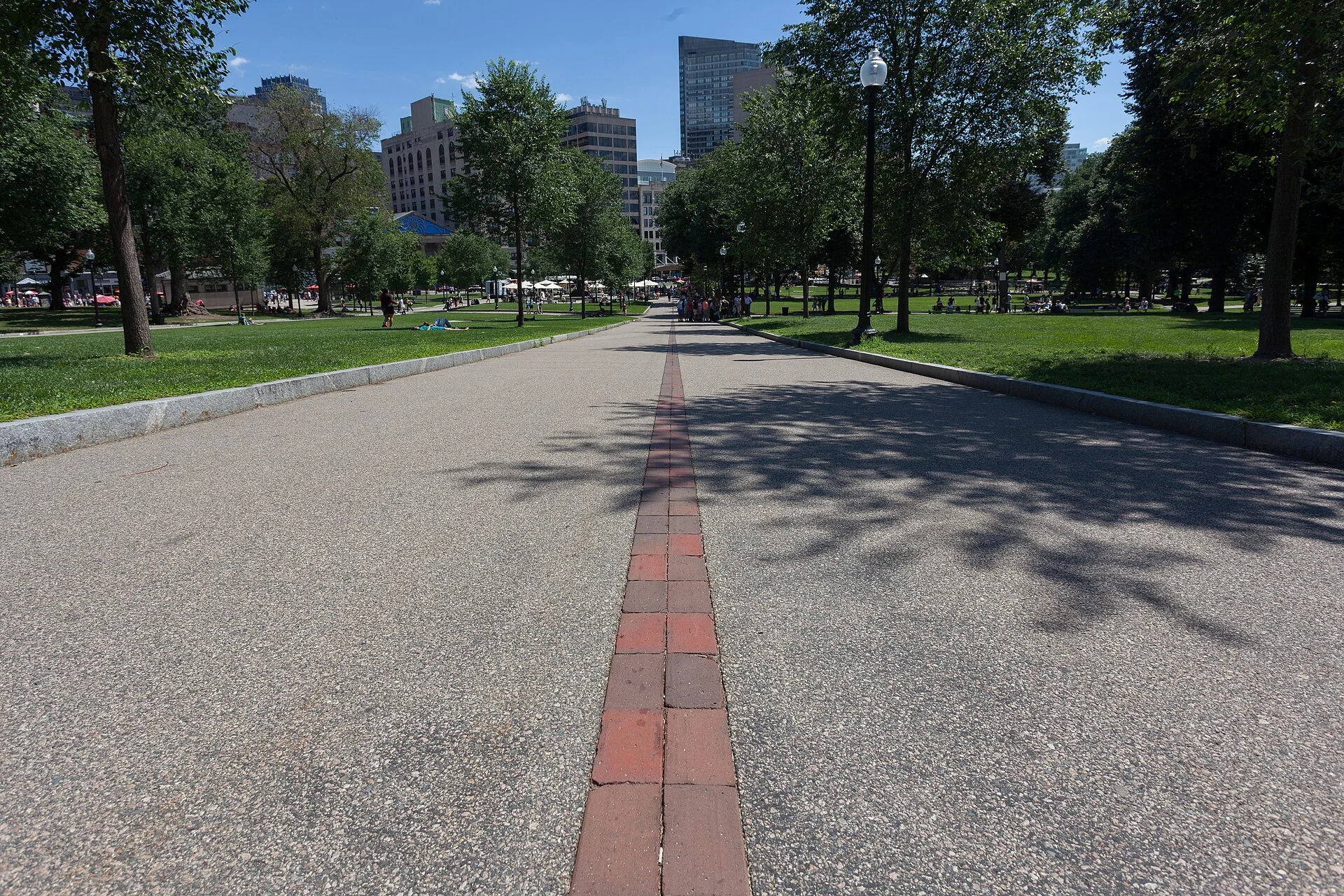 Die rote Markierung des Freedom Trail im Weg durch den Boston Common