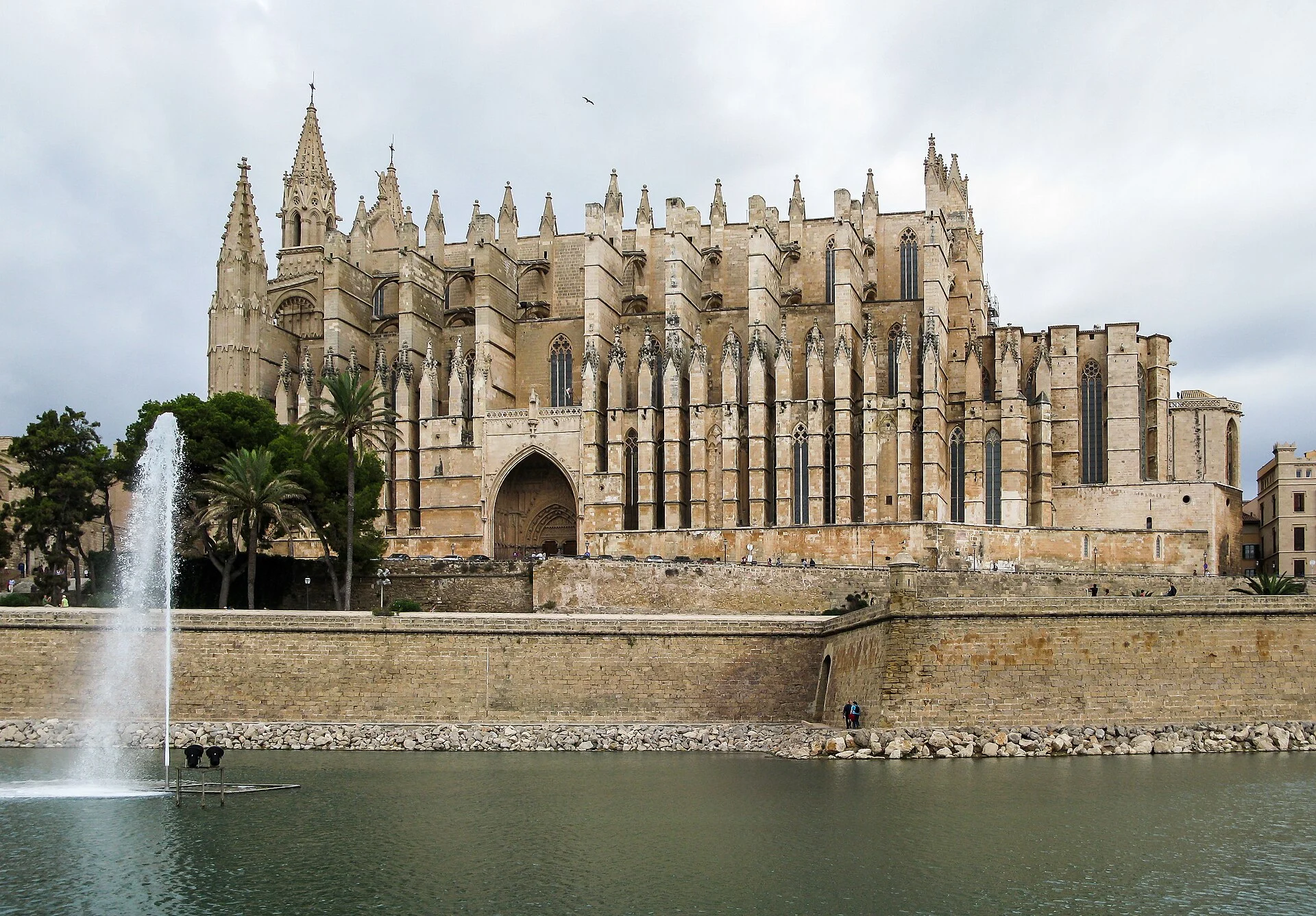 Die gotische Kathedrale La Seu in Palma de Mallorca über dem Wasserbecken des Parc de la Mar mit Springbrunnen.