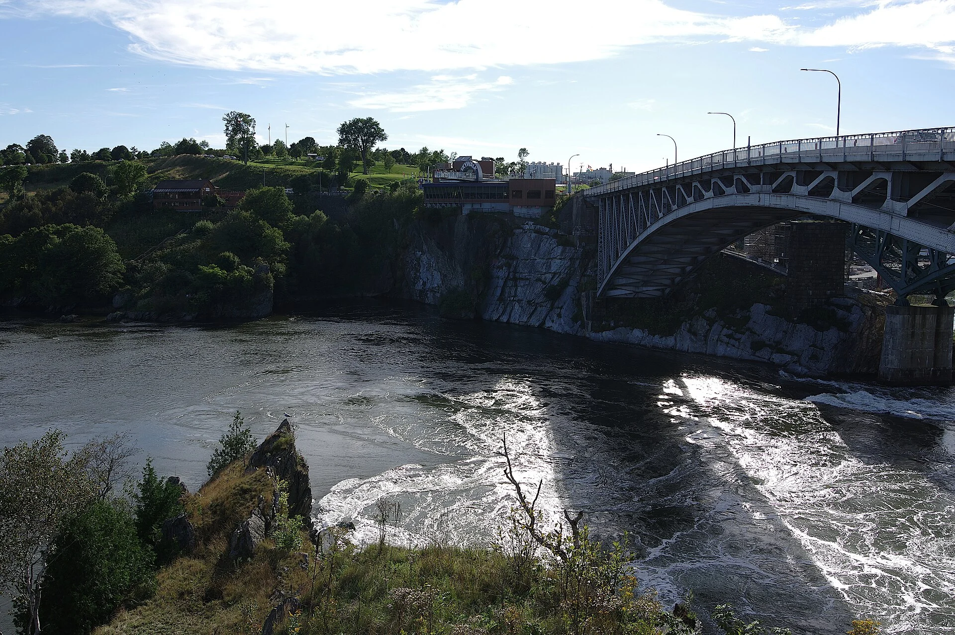 Die Reversing Falls in Saint John mit der Brücke über der Flussenge