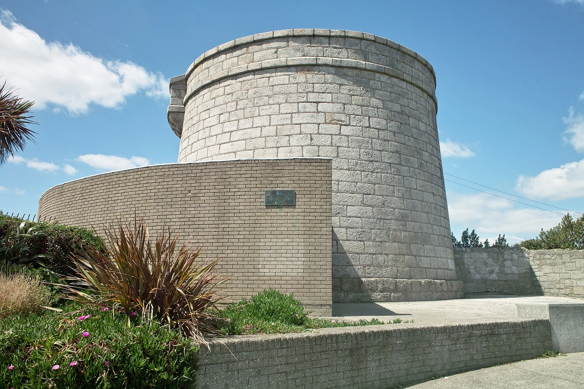 Der Martello-Turm des James Joyce Tower & Museum in Sandycove bei Dún Laoghaire vor blauem Himmel.