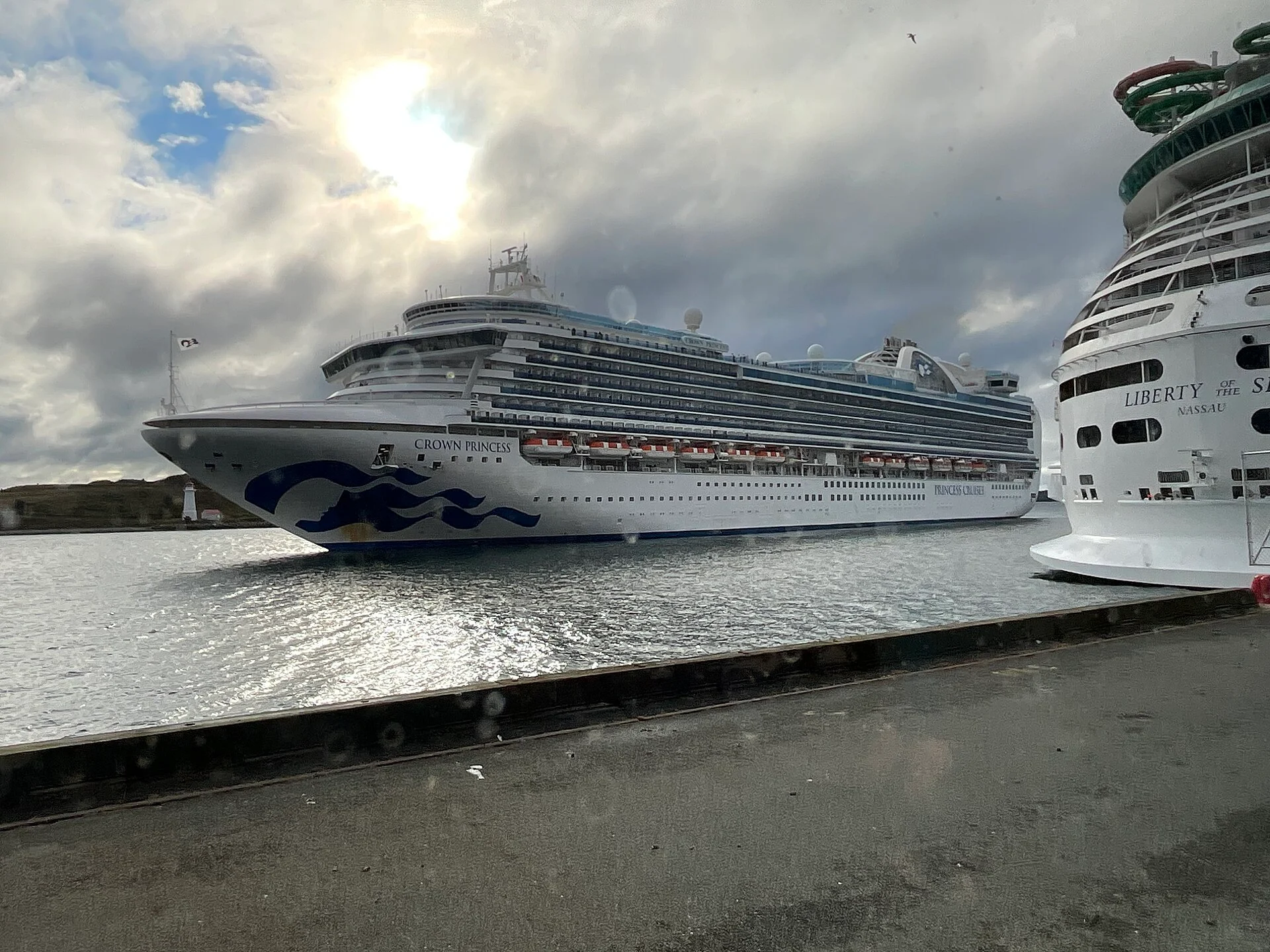 Zwei Kreuzfahrtschiffe am Kai von Halifax