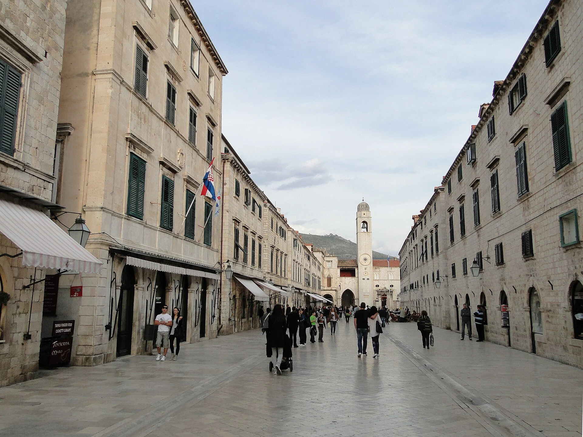 Die Hauptstraße Stradun in der Altstadt von Dubrovnik mit Glockenturm im Hintergrund.
