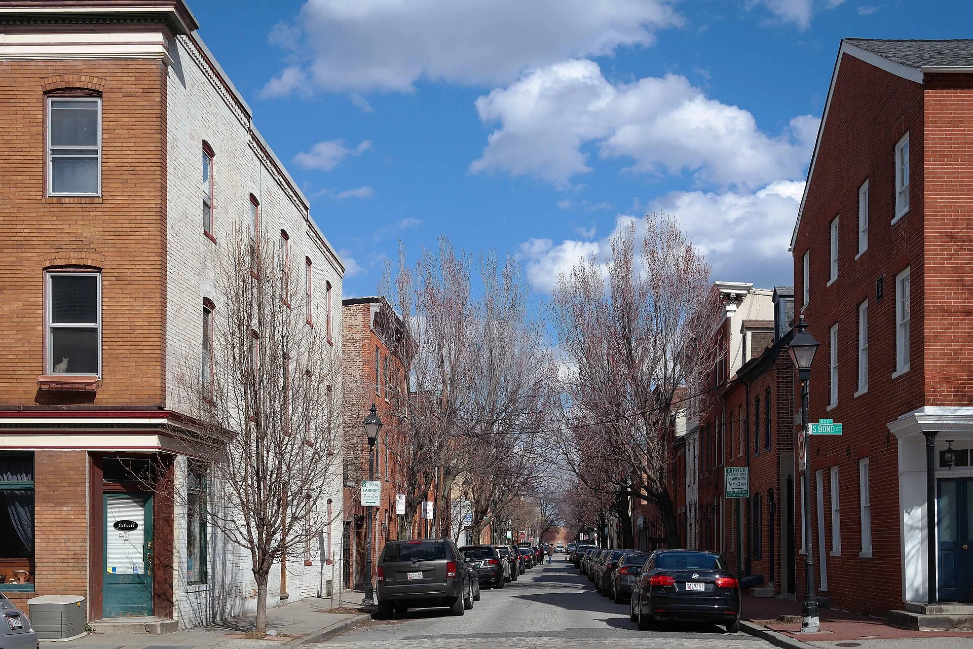 Eine Straße mit Backsteinhäusern in Fell’s Point, Baltimore