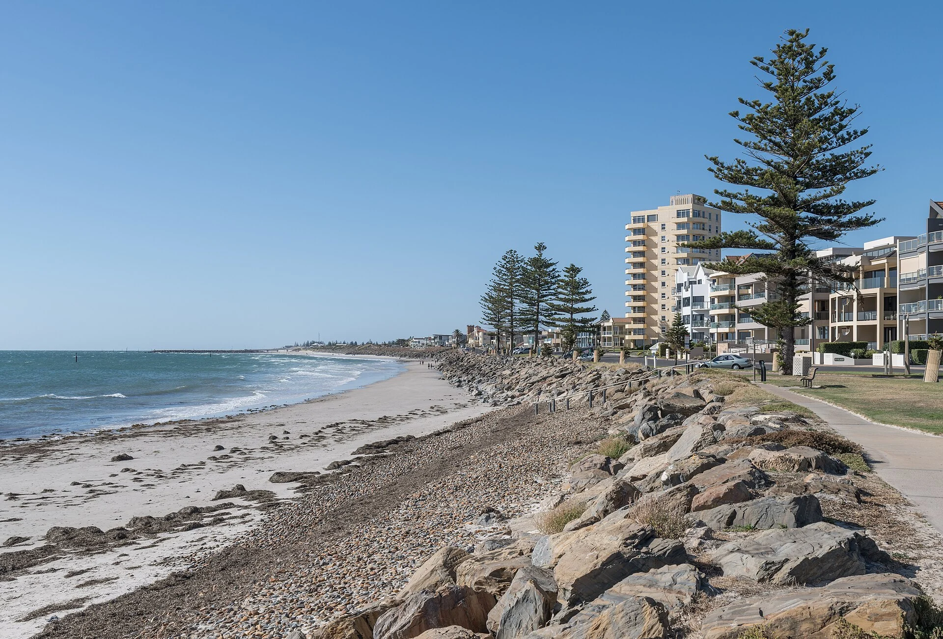 Der Strand von Glenelg mit Promenade